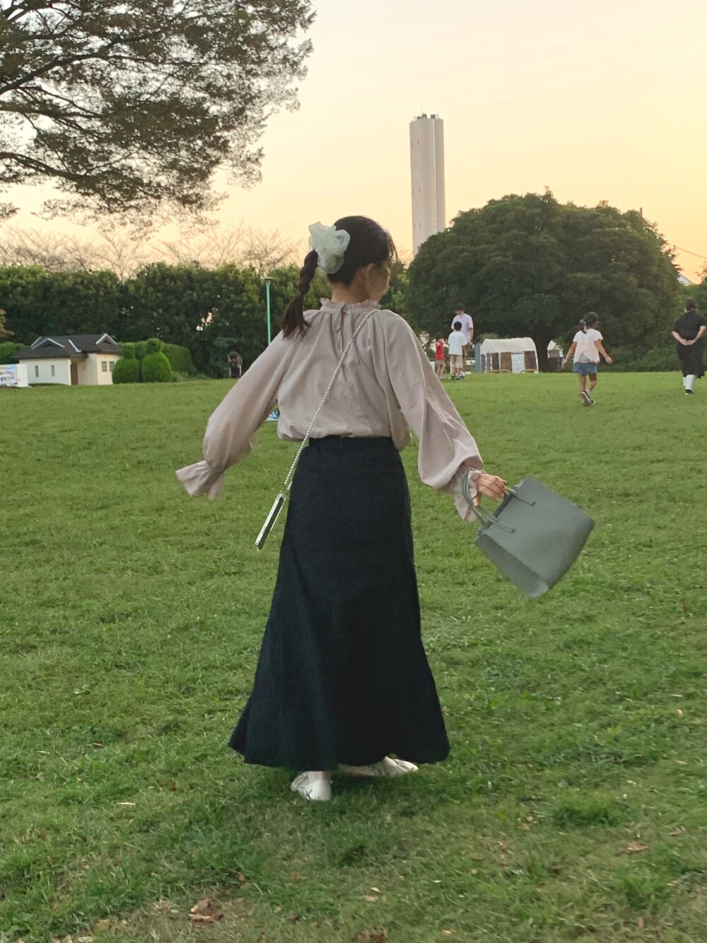 「大人化計画、大人コーデ、152cm、低身長、低身長女子、プチプラコーデ、秋服、グレイル、GRL、GU、GUコーデ、公園スタイル、公園、ブラウス、マーメイドスカート」｜「GRLのアイテム（スカート、ブラック系）」を使った、もぴさん（レディース・152cm）の秋コーディネートの1枚目の写真