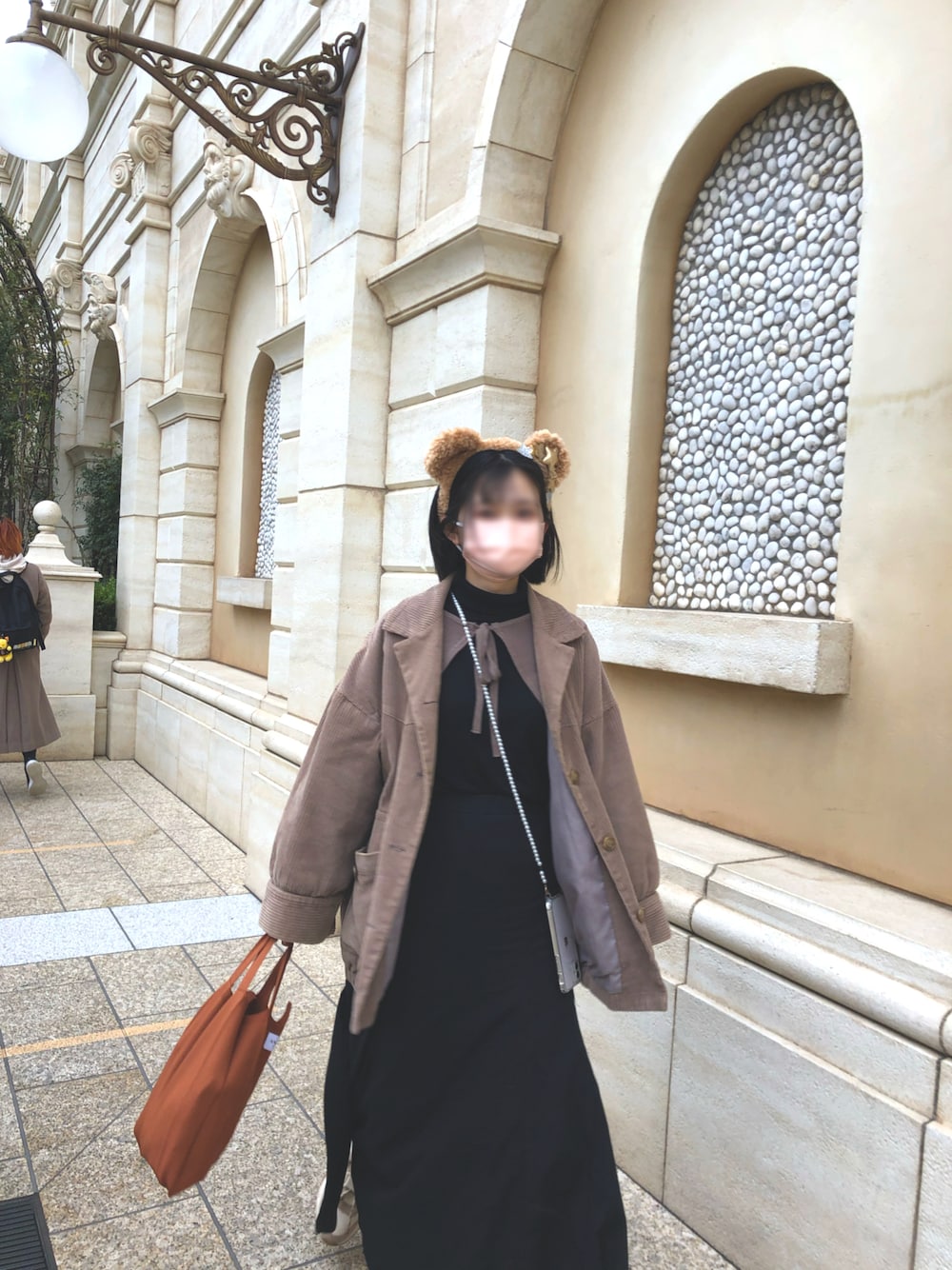 「冬コーデ、おしゃれさんと繋がりたい、ootd、オーバーサイズ、シンプル、低身長、152cm、ブラックコーデ、スカート、ディズニー、ディズニーコーデ、ダッフィー、moitytto、wcloset」｜「ANEMONEのシンプルニットのトートバッグ[S]（トートバッグ、ブラウン系）」を使った、もぴさん（レディース・152cm）の冬コーディネートの1枚目の写真