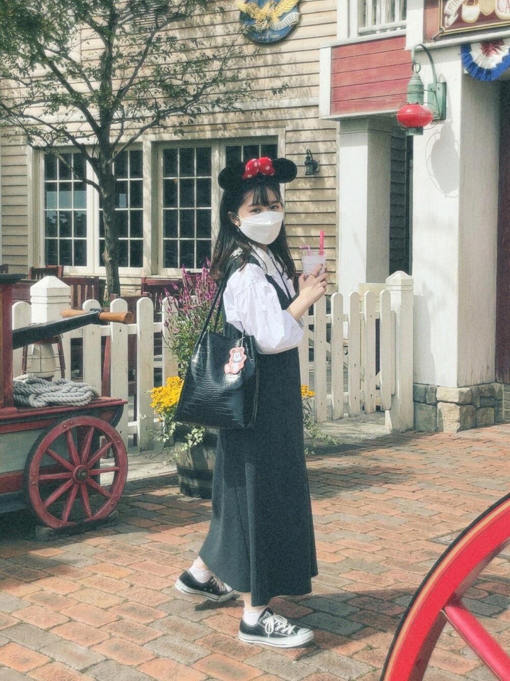 「ワンピース、UNIQLO、ZARA、スニーカーコーデ、ディズニー、プチプラコーデ、ゆったりコーデ、秋服、低身長、ディズニーコーデ、UNIQLOコーデ、ディズニーシー、お洒落さんとつながりたい、低身長女子、だから秋服が好き」｜「Latticeのクロコ柄スクエアトートバッグ（トートバッグ、ブラック系）」を使った、もぴさん（レディース・152cm）の秋コーディネートの1枚目の写真