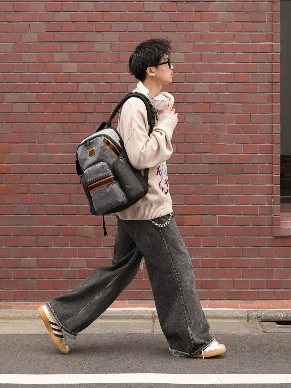「春コーデ、ニット、デニム、白スニーカー、スニーカー、メガネ男子、春色、古着MIX、大人カジュアル、きれいめカジュアル、休日スタイル、シンプルコーデ、モノトーン、お出かけコーデ、リュック」｜「TUMIのアイテム（バックパック/リュック、グレー系）」を使った、Takeru.さん（メンズ・179cm）の春コーディネートの1枚目の写真