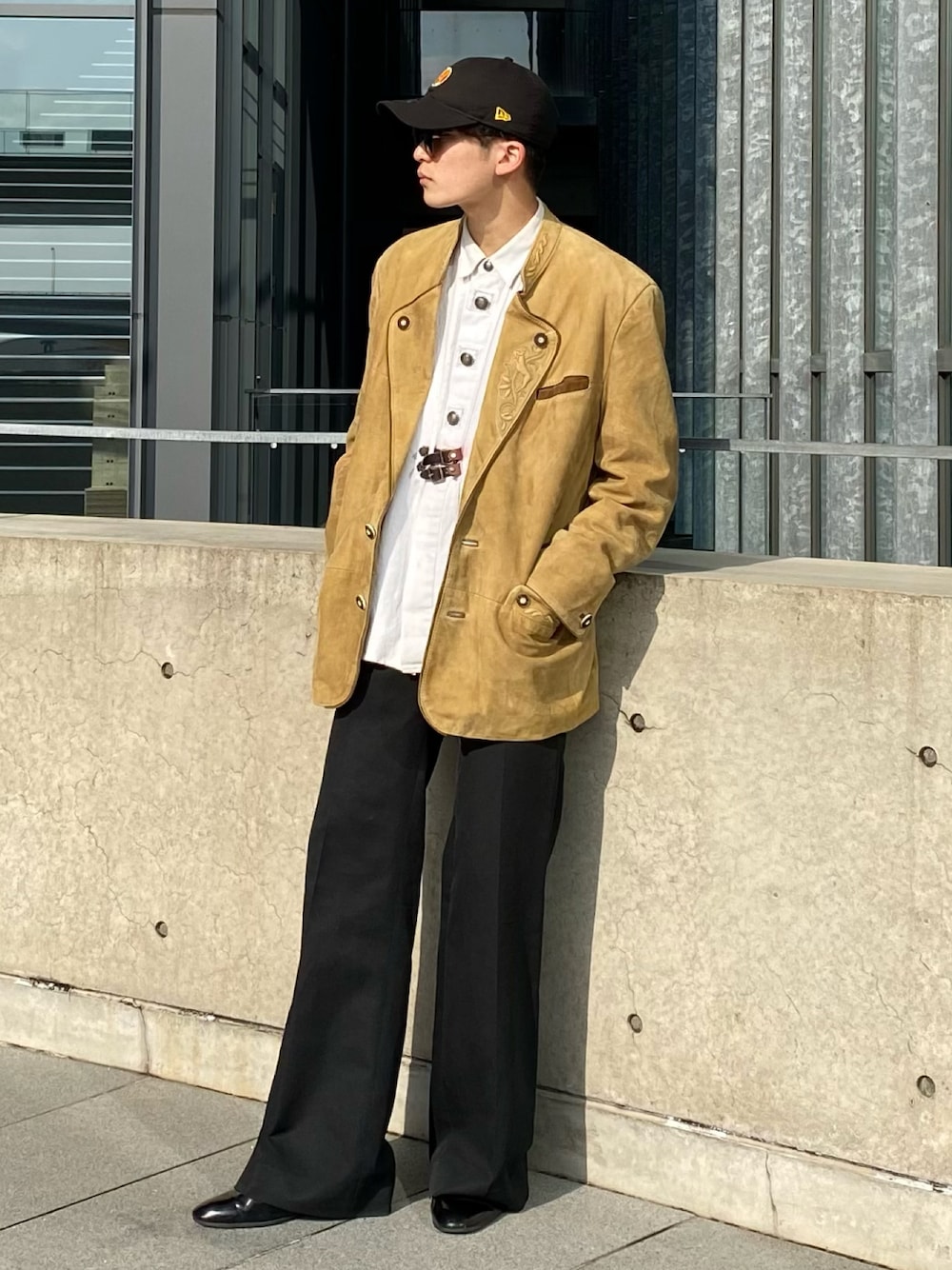「冬、ブラック、革靴、ジャケット、新年一発目、ootd、キャップ、フレアパンツ、オーバーサイズ、シンプルコーデ、チロリアン、outfit、休日スタイル、シャツスタイル、カジュアル」｜「used Tyrolean jacketのアイテム（その他アウター、ベージュ系）」を使った、Takeru.さん（メンズ・177cm）の冬コーディネートの1枚目の写真