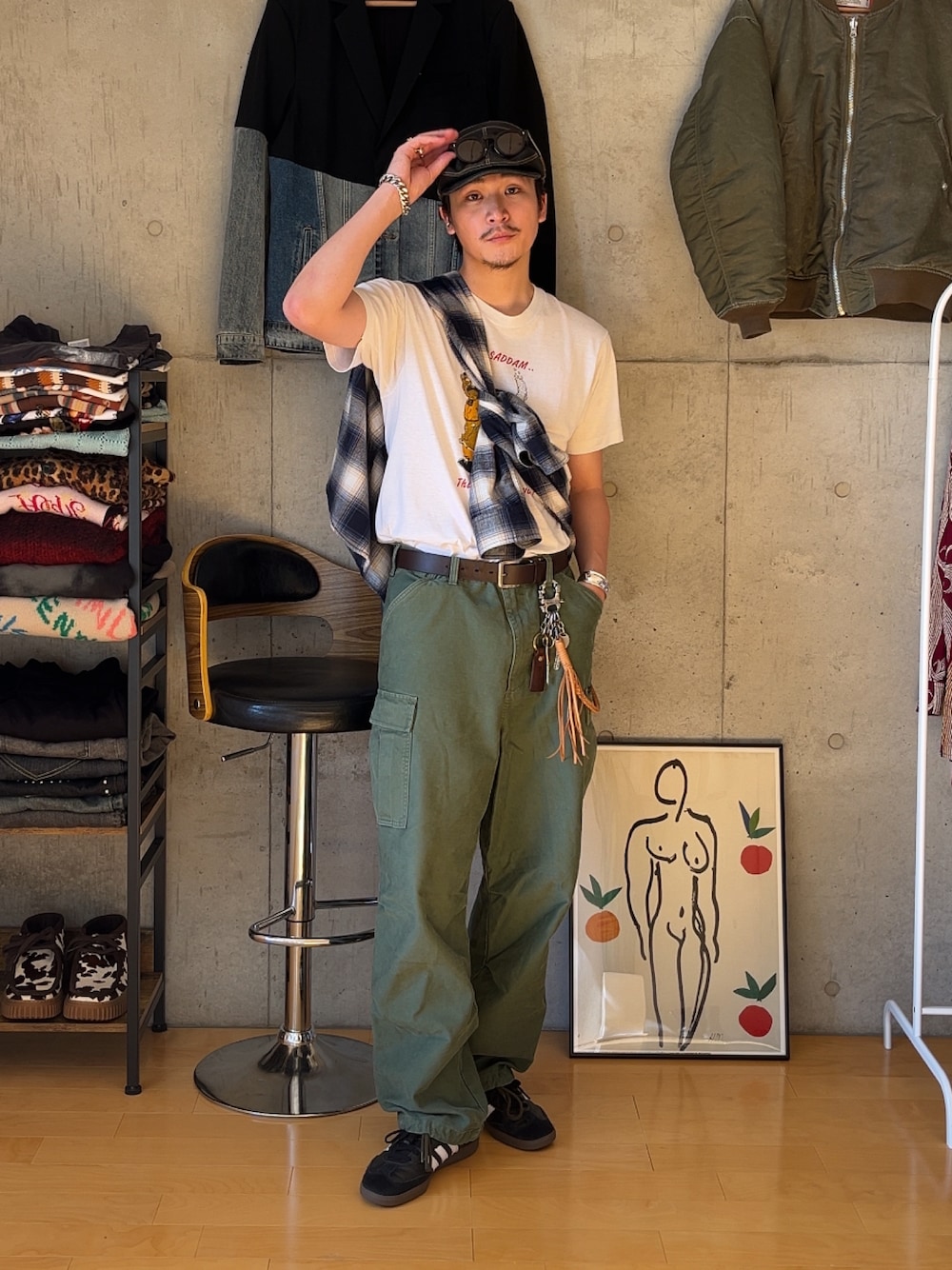 グリーン系のカーゴパンツ、ブラック系のスニーカー、ブルー系のシャツ/ブラウスを着用したメンズの夏コーディネートの1枚目の写真