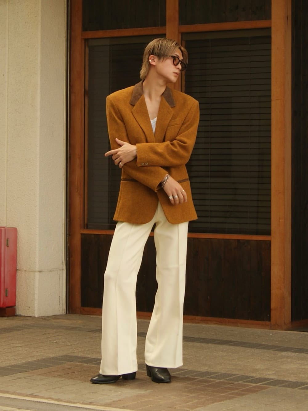 「休日スタイル、秋コーデ、秋服準備はじめました、イエロー、ジャケット、ジャケットスタイル、サングラス、ブーツ、フレアパンツ、白パンツ、大人カジュアル、古着MIX、タックイン、きれいめカジュアル、ootd」｜「BOBSONのアイテム（スラックス、ホワイト系）」を使った、Takeru.さん（メンズ・177cm）の夏コーディネートの1枚目の写真
