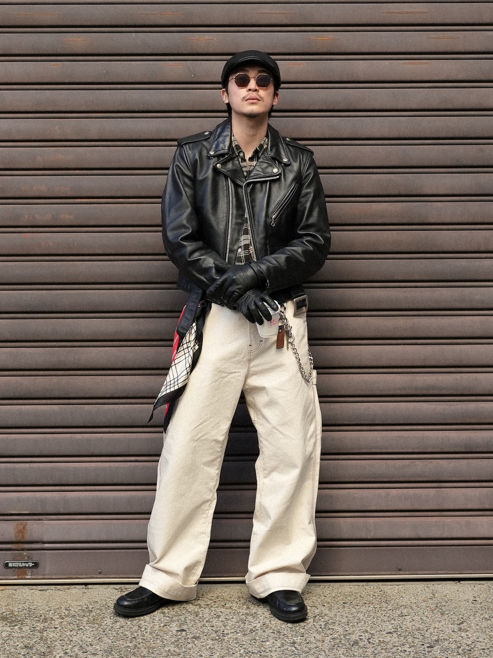 「真冬のあったかスタイル、古着MIX、ライダース、レザー、大人カジュアル、休日スタイル、白パンツ、デニム、白デニム、お出かけコーデ、ハンチング帽、サングラス、スカーフ、レイヤードスタイル、冬アウター」｜「DIESELのメンズ デニム ルーズ ストレート D-LIVERY L.32（デニムパンツ、ホワイト系）」を使った、Takeru.さん（メンズ・180cm）の冬コーディネートの1枚目の写真
