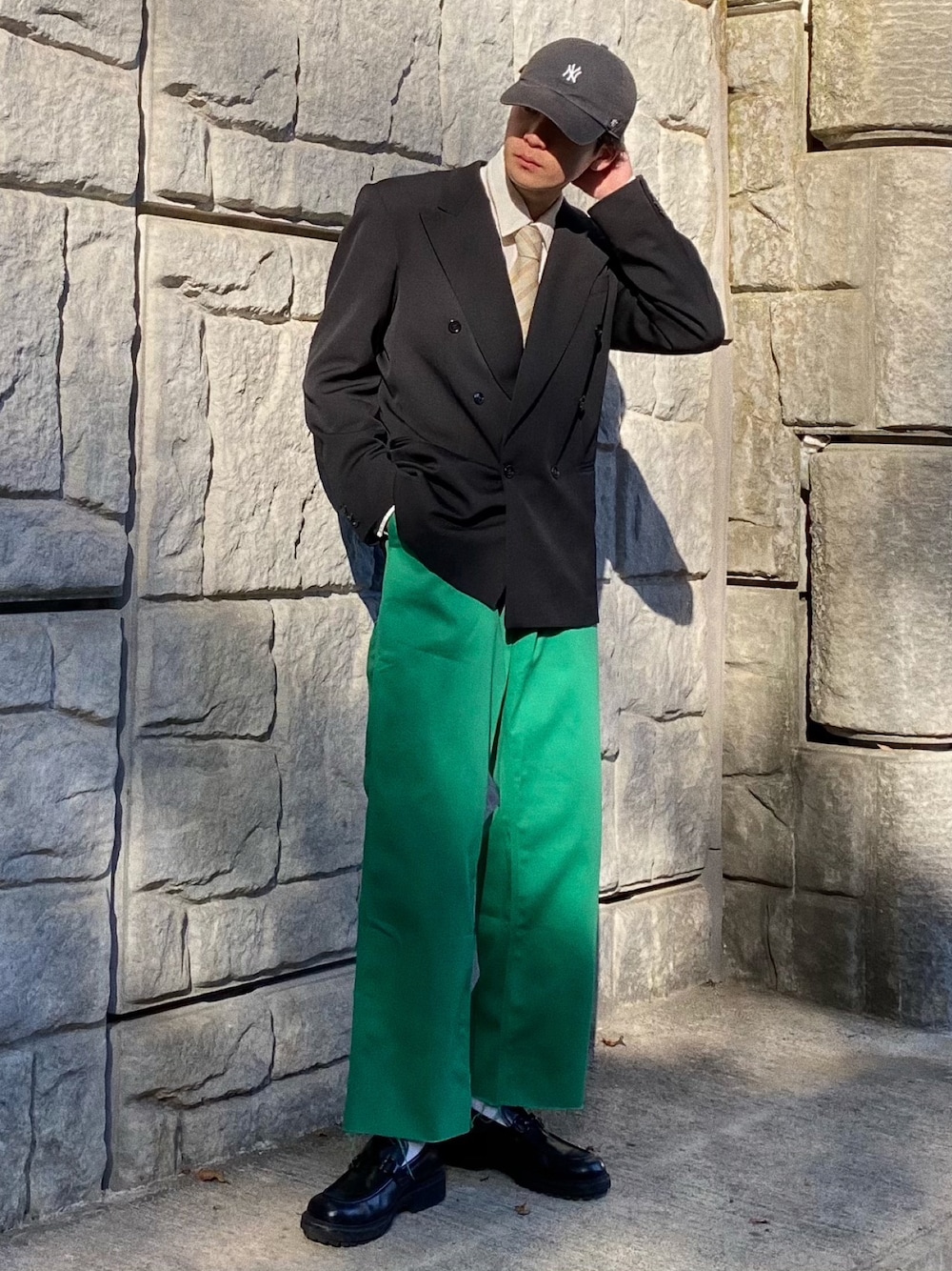 「おしゃれさんと繋がりたい、冬コーデ、オトナカジュアル、シンプルコーデ、ワークパンツ、カラーパンツ、ootd、帽子、テーラードジャケット、プチプラ」｜「NEW ERAのニューエラ キッズ キャップ 9TWENTY PACKABLE MLB ニューヨークヤンキース NEW ERA YOUTH（キャップ、ブラック系）」を使った、Takeru.さん（メンズ・176cm）の秋コーディネートの1枚目の写真