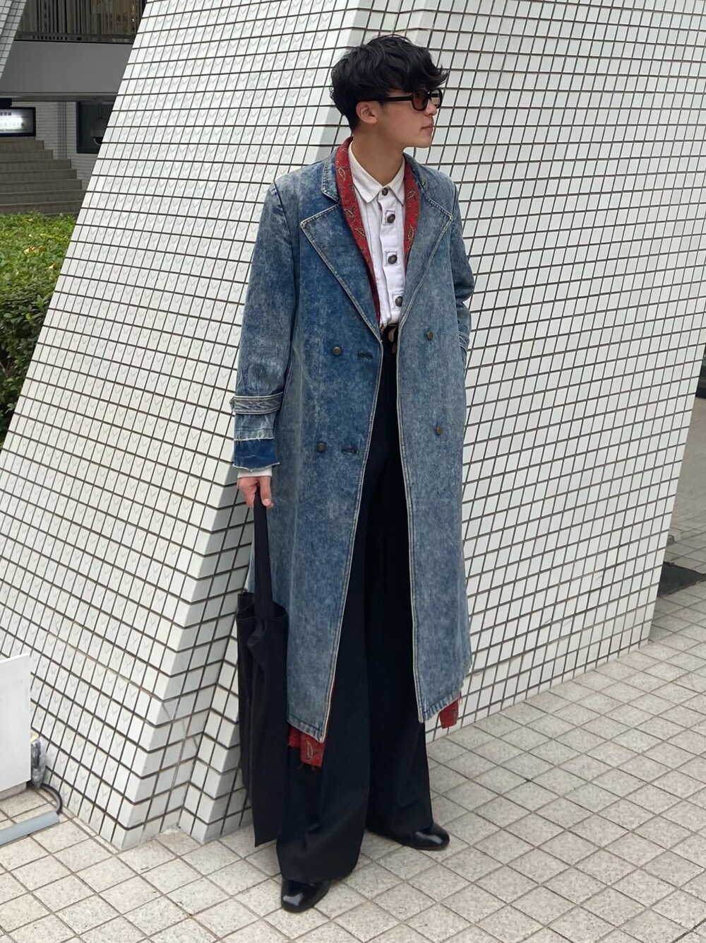 「クリスマスに着たい服、冬コーデ、シンプルコーデ、大人カジュアル、休日コーデ、カジュアル、コート、フレアパンツ、レイヤードスタイル、シャツスタイル、タックイン、お洒落さんとつながりたい、ootd、outfit、いいね、save、フォローお願いします🤑」｜「SAINT LAURENT PARISのアイテム（トートバッグ、ブラック系）」を使った、Takeru.さん（メンズ・177cm）の冬コーディネートの1枚目の写真