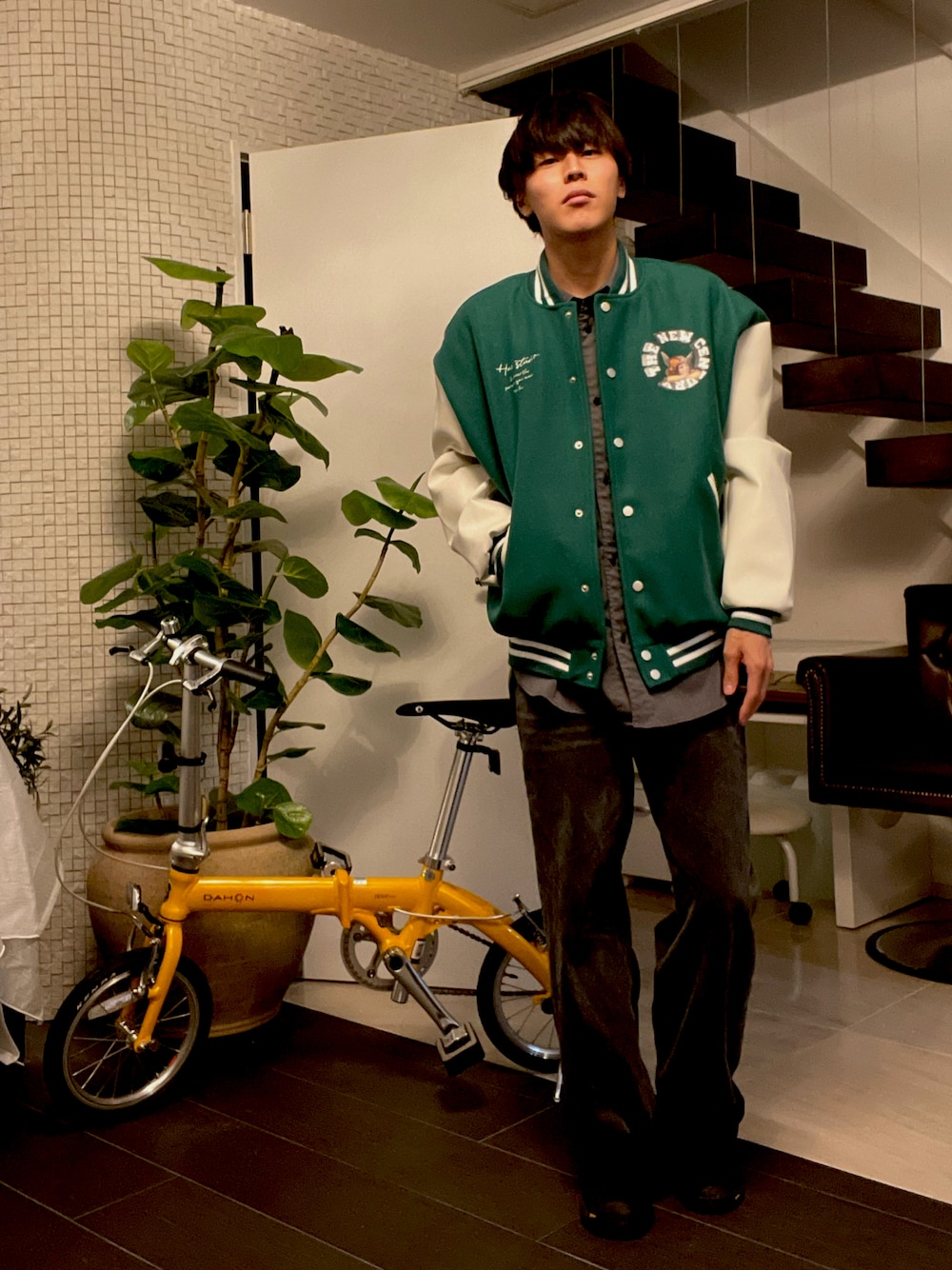「harshandcruel、スタジャン、アメカジ」｜「MASONPRINCEの【M.P Studios】【2021AW Newカラー】High waist wide straight denim pants NZK5020（デニムパンツ、グレー系）」を使った、純白さん（メンズ・174cm）の秋コーディネートの1枚目の写真
