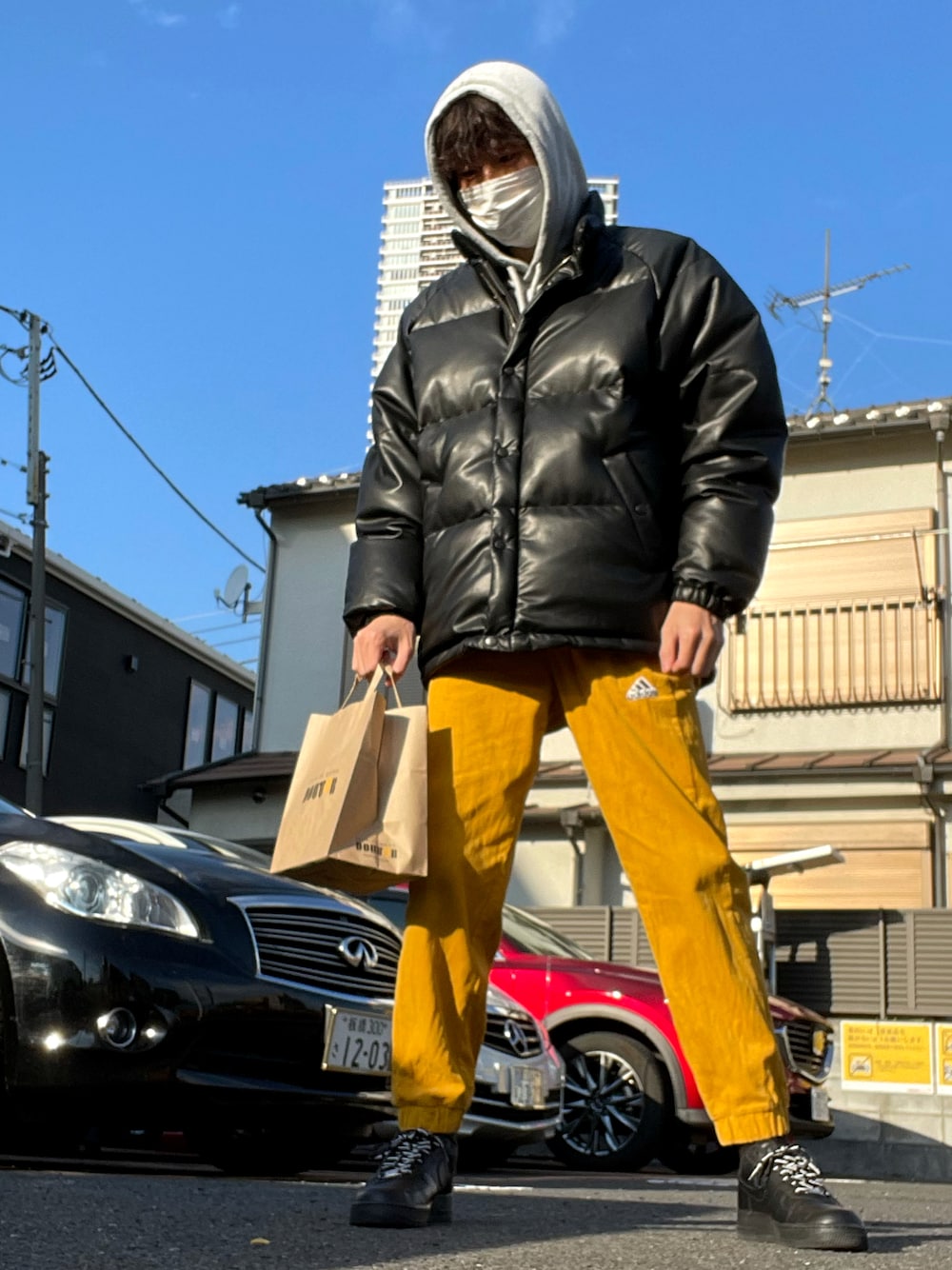 「イエローパンツ、ストリート、ダウンジャケット」｜「adidasのコーデュロイパンツ / アディダス（スウェットパンツ、イエロー系）」を使った、純白さん（メンズ・174cm）の冬コーディネートの1枚目の写真