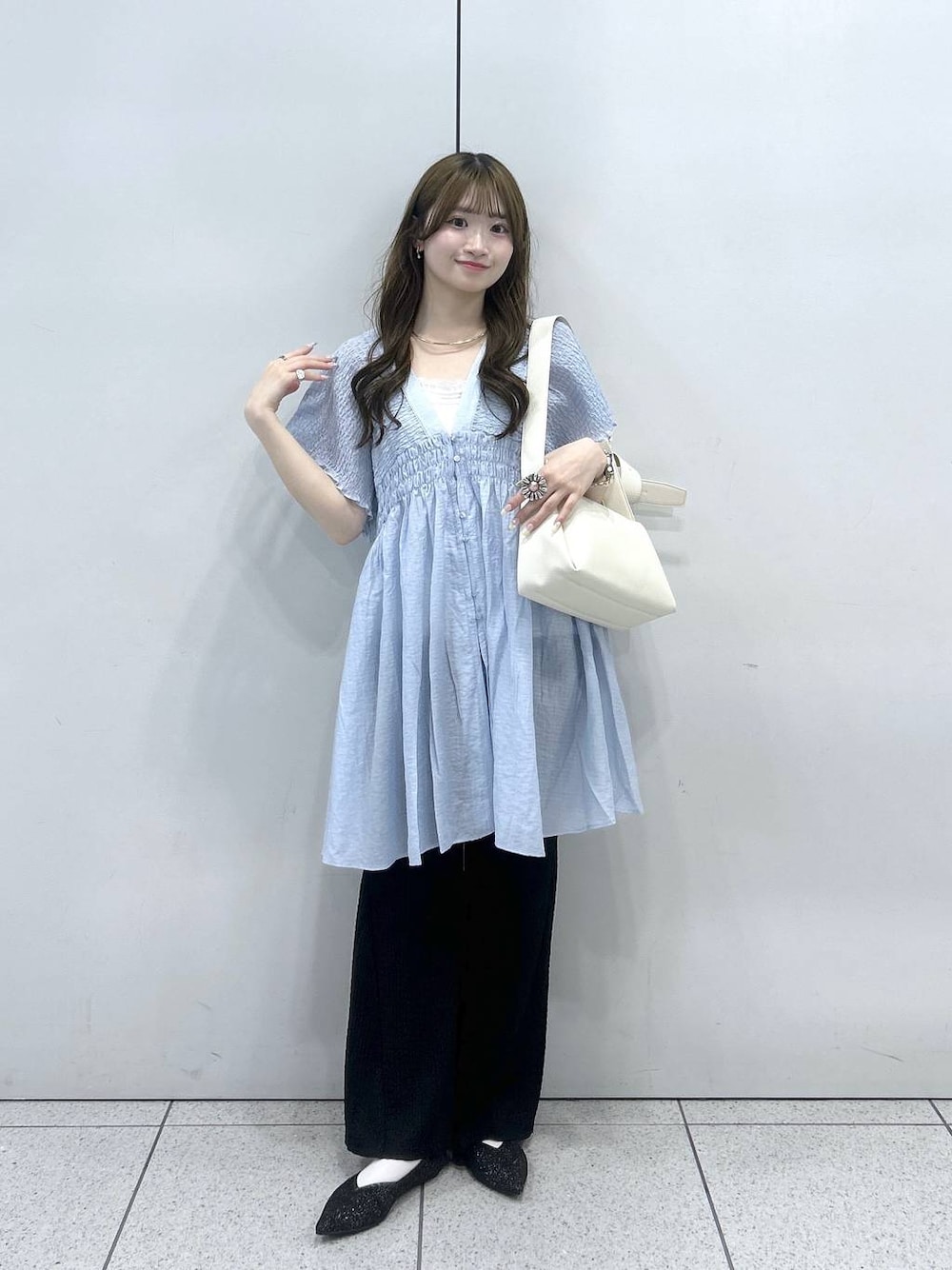 ブルー系のシャツ/ブラウス、ブラック系のパンプス、ブラック系のその他パンツを着用したレディースの春コーディネートの1枚目の写真