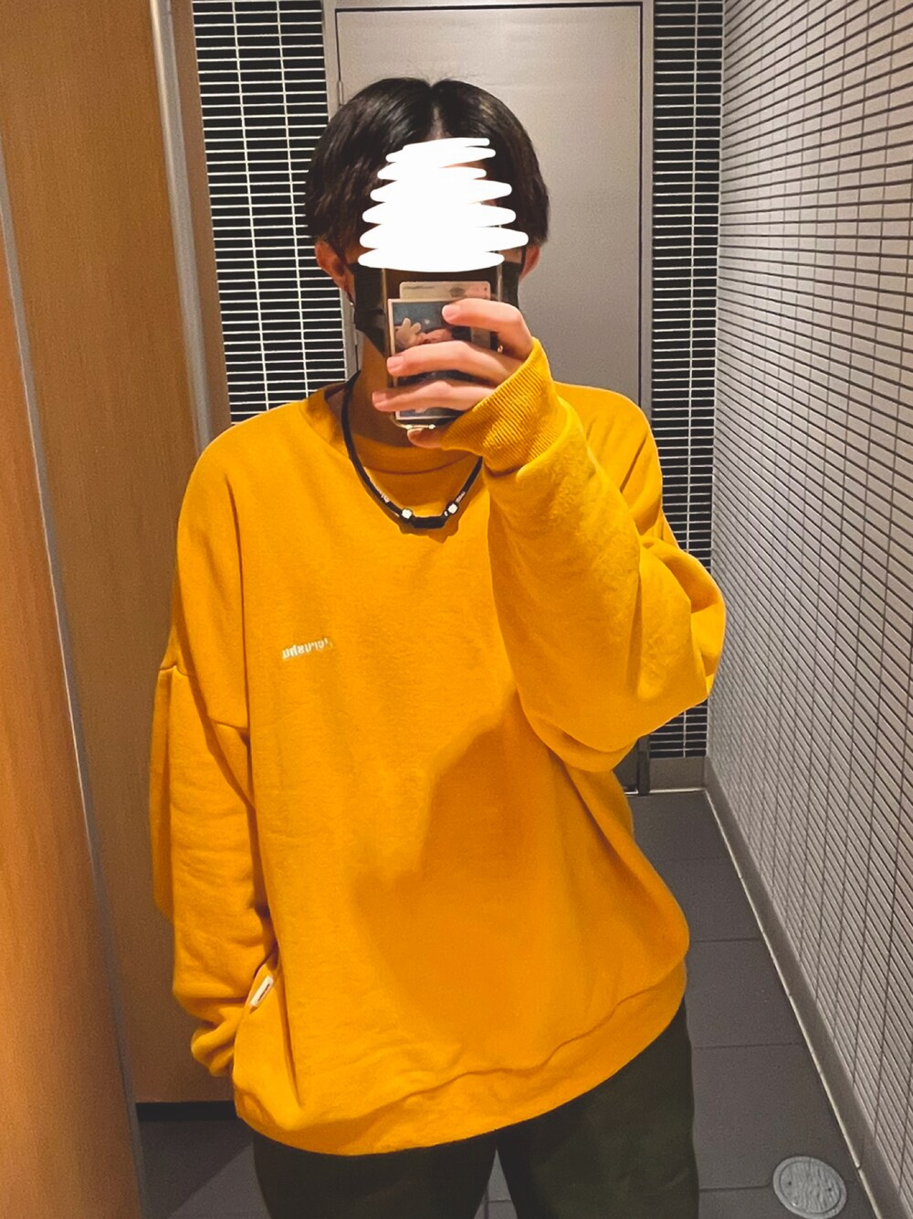 「シンプルコーデ、メンズコーデ、デニムパンツ、カジュアルコーデ、ストリートコーデ、休日スタイル、ファッションの力を信じよう、おしゃれさんと繋がりたい、GU、perushu、NIKE AIR FORCE、スウェット、マスタード、学生、カジュアル」｜「PerushuのPerushuロゴヘビーウェイトスウェット（スウェット、イエロー系）」を使った、あおりんごさん（メンズ・163cm）の冬コーディネートの1枚目の写真