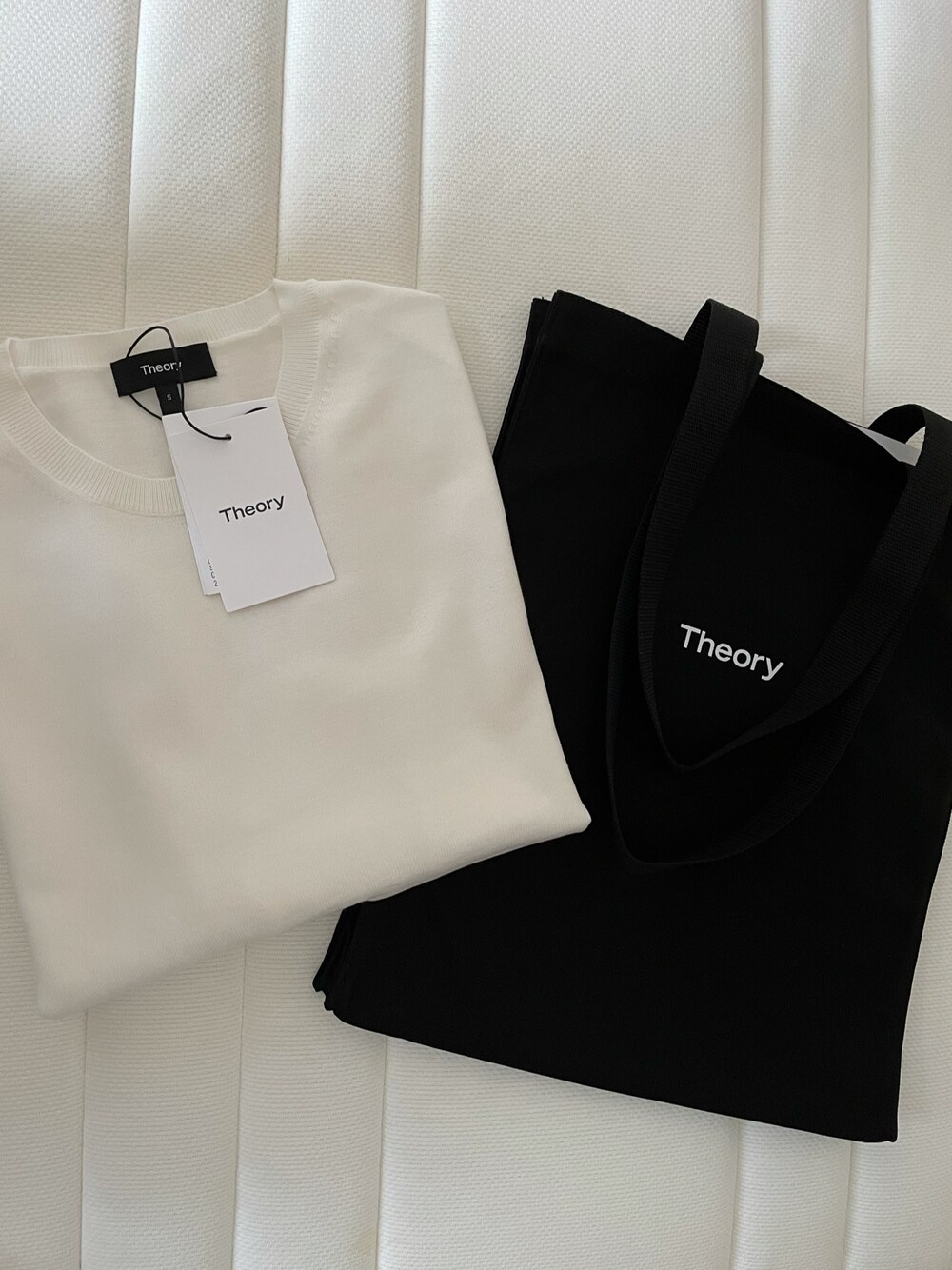 「theoryのアイテム（トップス、ホワイト系）」を使った、nhkm さん（レディース・166cm）の秋コーディネートの1枚目の写真