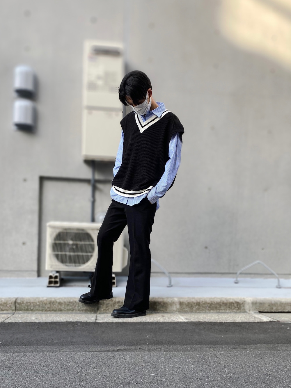 「秋冬コーデ、シンプルコーデ、秋のコーデ、お洒落さんとつながりたい、今日のコーデ、カジュアル、ootd、きれいめカジュアル、ゆるコーデ、レイヤードスタイル、韓国ファッション、革靴、韓国、韓国コーデ」｜「JOHN'S CLOSETの【13】睦編みチルデンニット（ベスト、ブラック系）」を使った、beru さん（メンズ・175cm）の秋コーディネートの1枚目の写真
