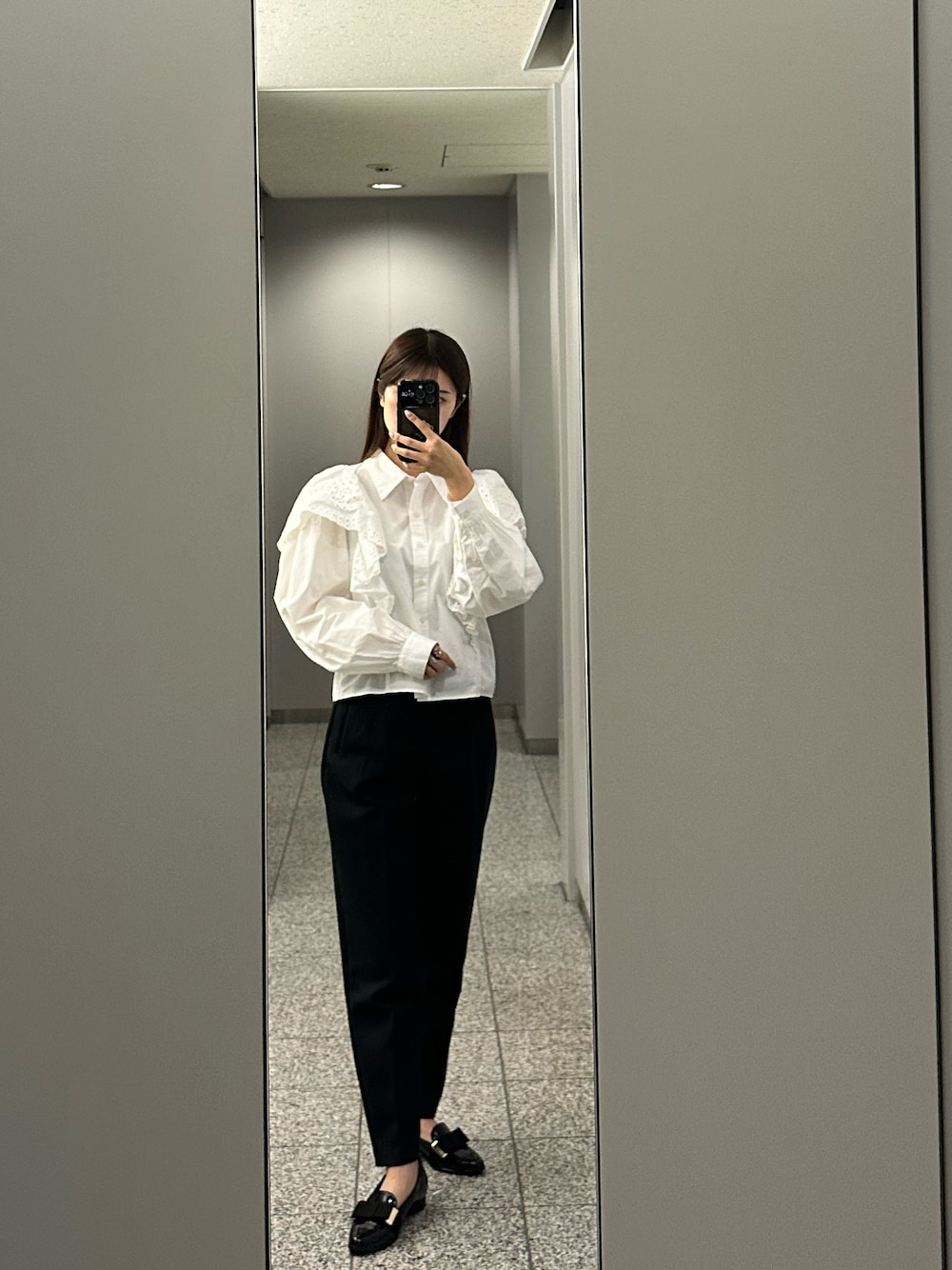 「モノトーン、モノトーンコーデ、ZARA、ザラ、休日コーデ、秋冬コーデ、白ブラウス、シンプルコーデ、シンプルスタイル、おしゃれさんと繋がりたい、ローファー、DIANA、ユニクロ、UNIQLO」｜「ZARAのアイテム（パンツ、ブラック系）」を使った、りちゃんさん（レディース・160cm）の秋コーディネートの1枚目の写真