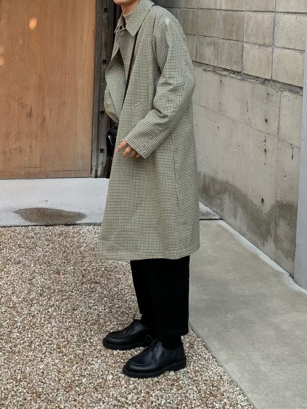 「BEAUTY&YOUTH UNITED ARROWSのアイテム（ステンカラーコート、ベージュ系）」を使った、Sinさん（メンズ・171cm）の冬コーディネートの1枚目の写真