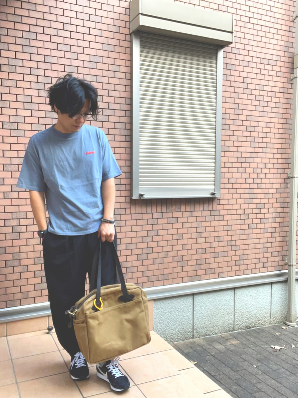 「大人カジュアル、休日スタイル、映画、リラックススタイル、友達、カバン、夏コーデ」｜「NIKEのWEB限定 NIKE/ナイキ AIR TAILWIND 79 エアテイルウィンド 79/487754-012（スニーカー、ブラック系）」を使った、Torichockさん（メンズ・173cm）の秋コーディネートの1枚目の写真