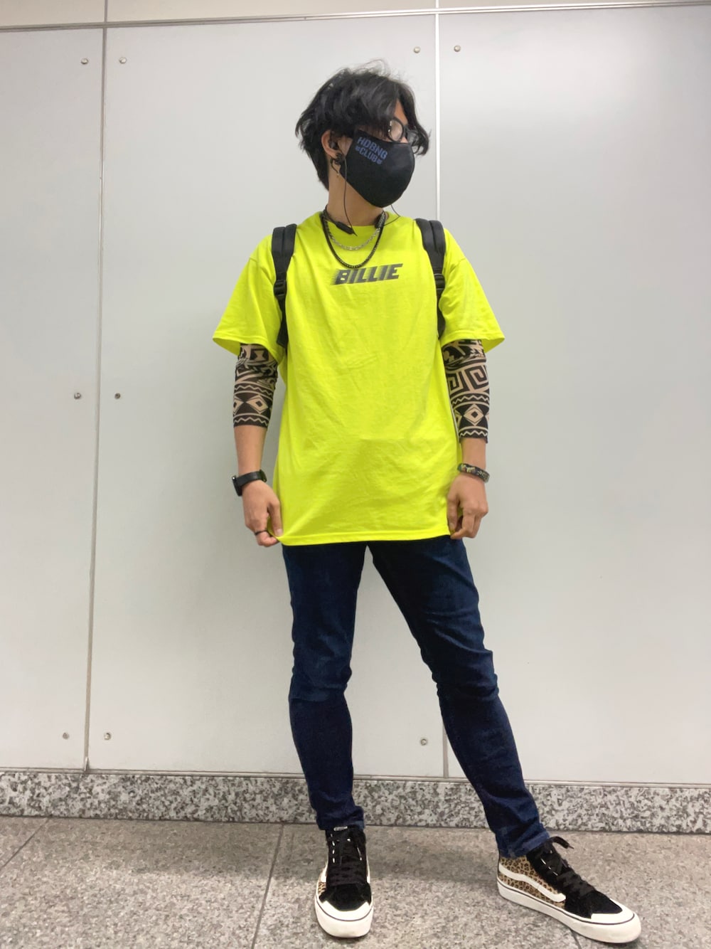 「ラッシュガード、ポリネシアンタトゥー、秋コーデ、アーティストTシャツ、イベント、強め」｜「GR8のGR8xBillie Eilish T-Shirt（シャツ/ブラウス、イエロー系）」を使った、Torichockさん（メンズ・173cm）の秋コーディネートの1枚目の写真