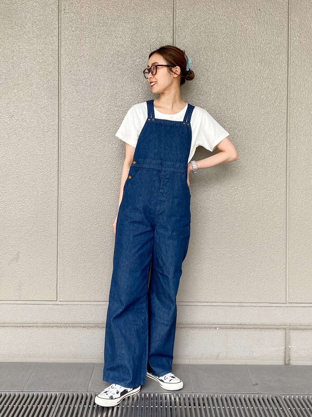 ブルー系のサロペット/オーバーオール、ホワイト系のスニーカーを着用したレディースの夏コーディネートの1枚目の写真
