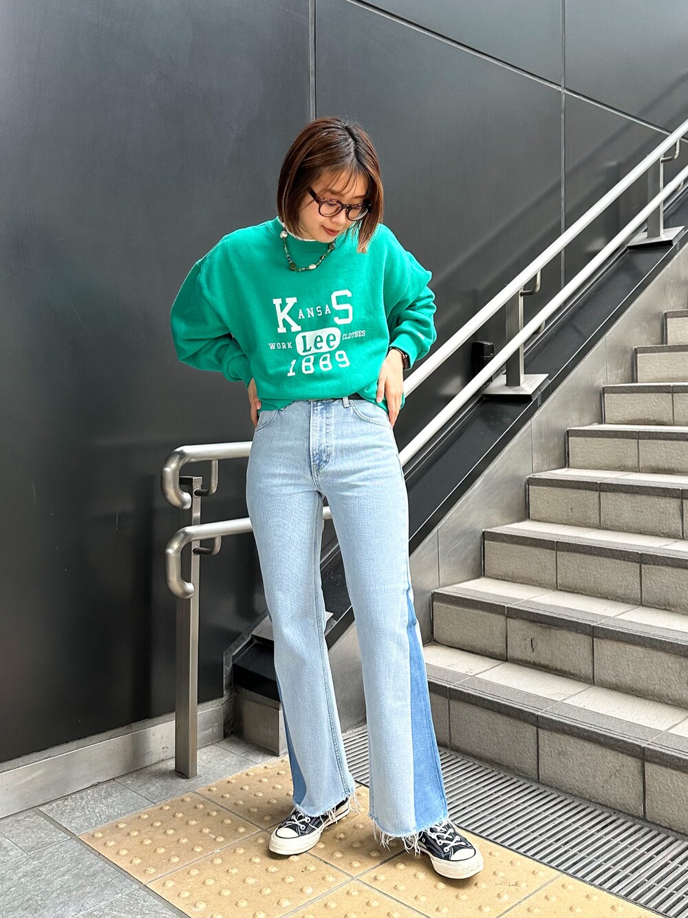 「カジュアルコーデ、シンプルコーデ、スウェット、デニム、フレアパンツ、スニーカー、コンバース、ロゴスウェット、パンツスタイル、メガネ女子」｜「Leeのカラフルスウェット（スウェット、グリーン系）」を使った、motomiさん（レディース・163cm）の冬コーディネートの1枚目の写真