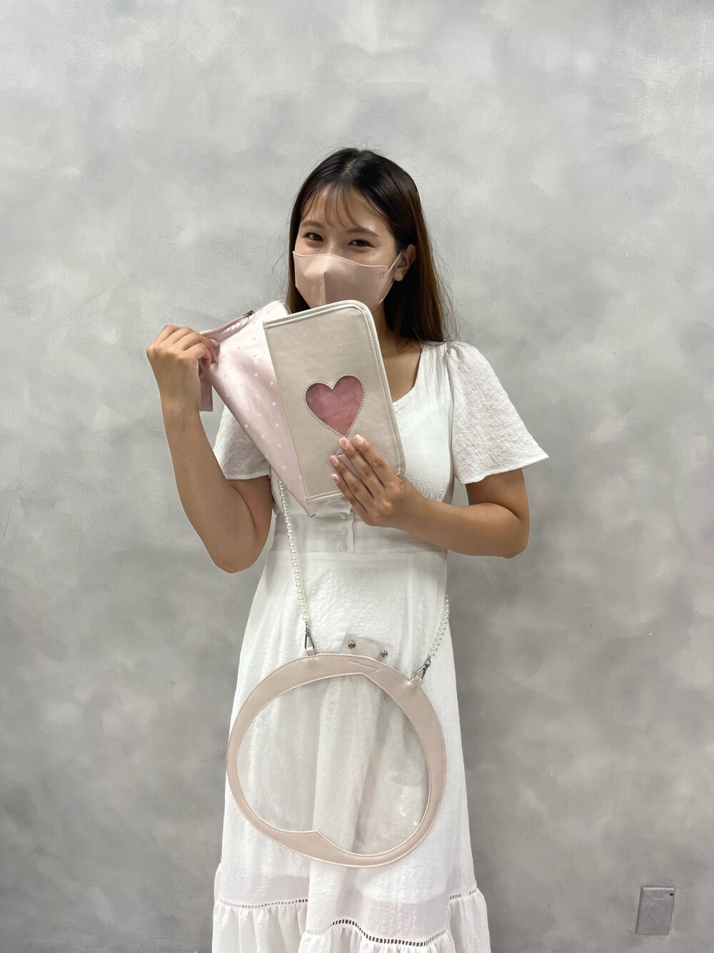 「推し色コーデ、夏、プチプラ、ワンピーススタイル、カラーコーデ、ガーリー、オトナ女子、淡色コーデ、ライブ、ライブグッズ、ライブスタイル、LDH、ライブコーデ、休日スタイル、休日コーデ」｜「OLIVE des OLIVEのAimerianejoieうちわケース（その他雑貨、ピンク系）」を使った、やまちろさん（レディース・160cm）の夏コーディネートの1枚目の写真