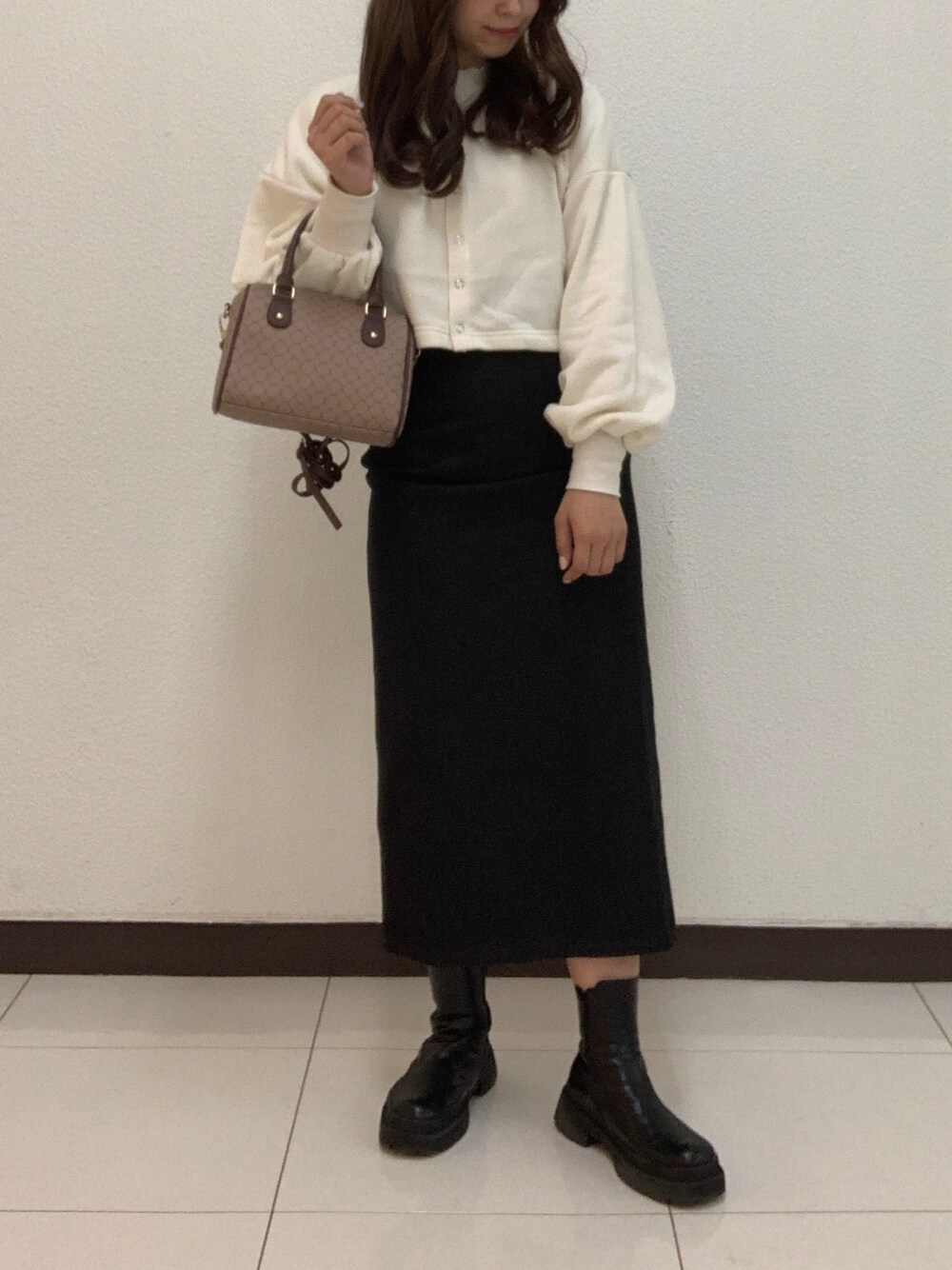 「休日スタイル、大人かわいい、今日のコーデ、オトナ女子、プチプラコーデ、冬、スカートスタイル、シンプルコーデ、高身長女子、休日コーデ、高身長コーデ、モノトーン、冬コーデ、ロングスカート、骨格ウェーブ」｜「OLIVE des OLIVEのボストンバッグ（ショルダーバッグ、ベージュ系）」を使った、やまちろさん（レディース・160cm）の冬コーディネートの1枚目の写真