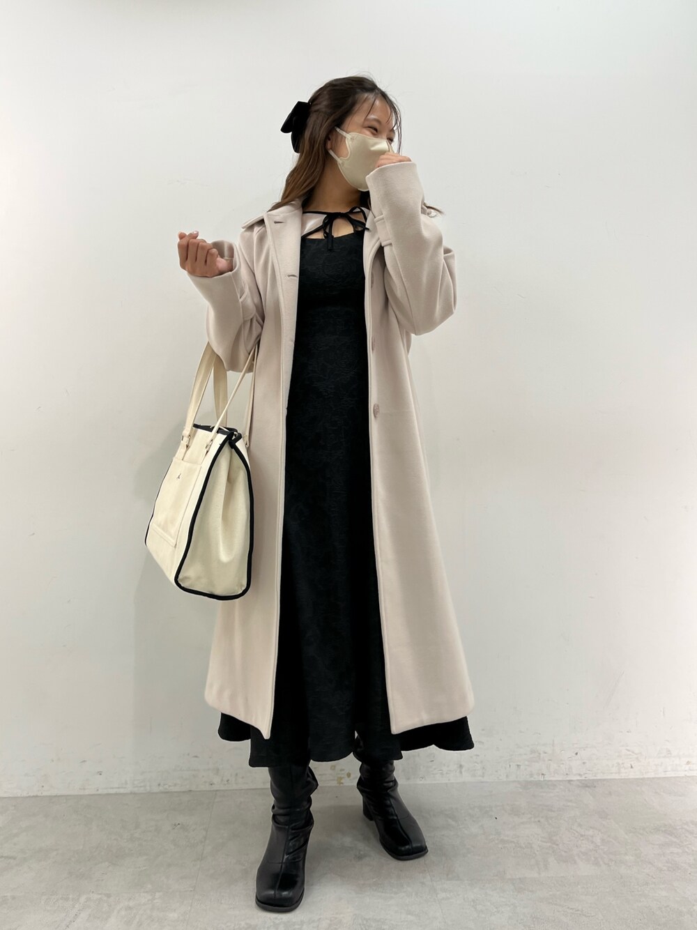 「秋冬コーデ、クリスマスに着たい服、休日コーデ、大人かわいい、秋冬、冬、ブラックコーデ、大人ガーリー、モノトーン、韓国ファッション、着回しコーデ、ロングブーツ、プチプラ、高身長女子、ステンカラーコート」｜「OLIVE des OLIVEの2ウェイボレロ付ワンピース（ワンピース、ブラック系）」を使った、やまちろさん（レディース・160cm）の冬コーディネートの1枚目の写真