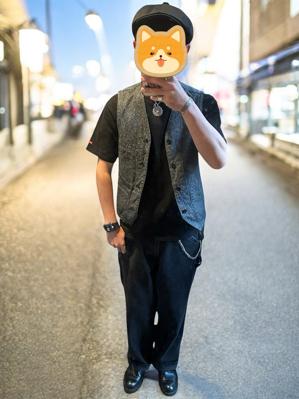「やっぱり帽子が好き、キャスケット、ブラックコーデ、シュガーケーン、sugarcane、ベスト、ベスト×Tシャツ、黒Tシャツ、シルバータブ、リーバイス、Levi's、ブラックデニム、革靴、アメカジ、アメカジコーデ」｜「CPHのCPH/シーピーエイチ/575TC TWILL CASQUETTE（キャスケット、ブラック系）」を使った、ワン🐶太郎 さん（メンズ・170cm）の春コーディネートの1枚目の写真