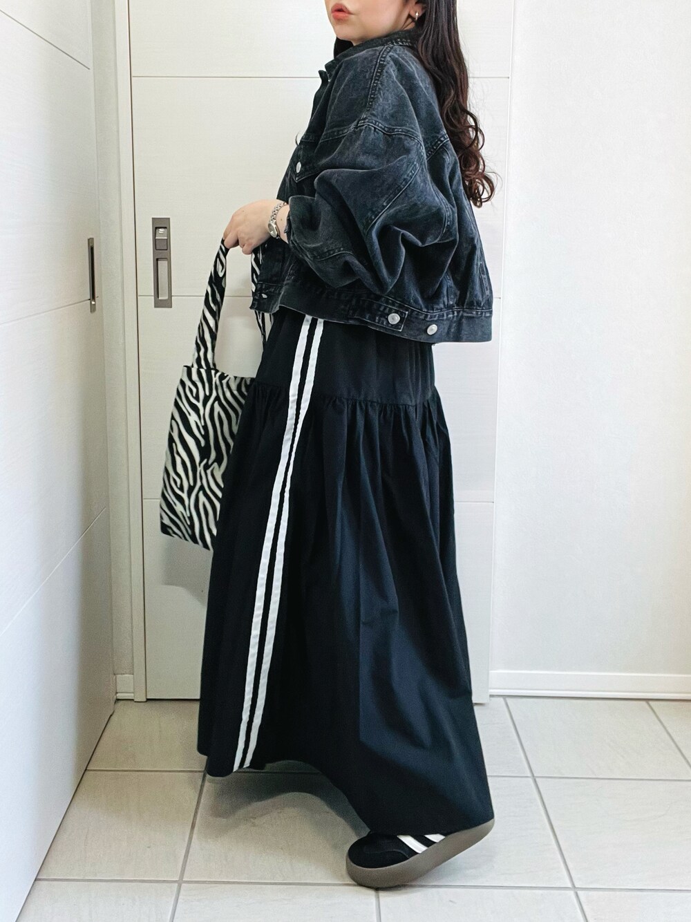 「休日スタイル、お出かけコーデ、カジュアルコーデ、デニムジャケット、春ファッション、スカート、ラインスカート、tiptop_pocket、tipコーデ、tiptop、ティップトップ、Tシャツ、低身長、低身長コーデ、低身長女子」｜「tiptopの[丈が選べる]デニムGジャン（デニムジャケット、ブラック系）」を使った、❁⃘asa❁⃘さん（レディース・150cm）の春コーディネートの1枚目の写真