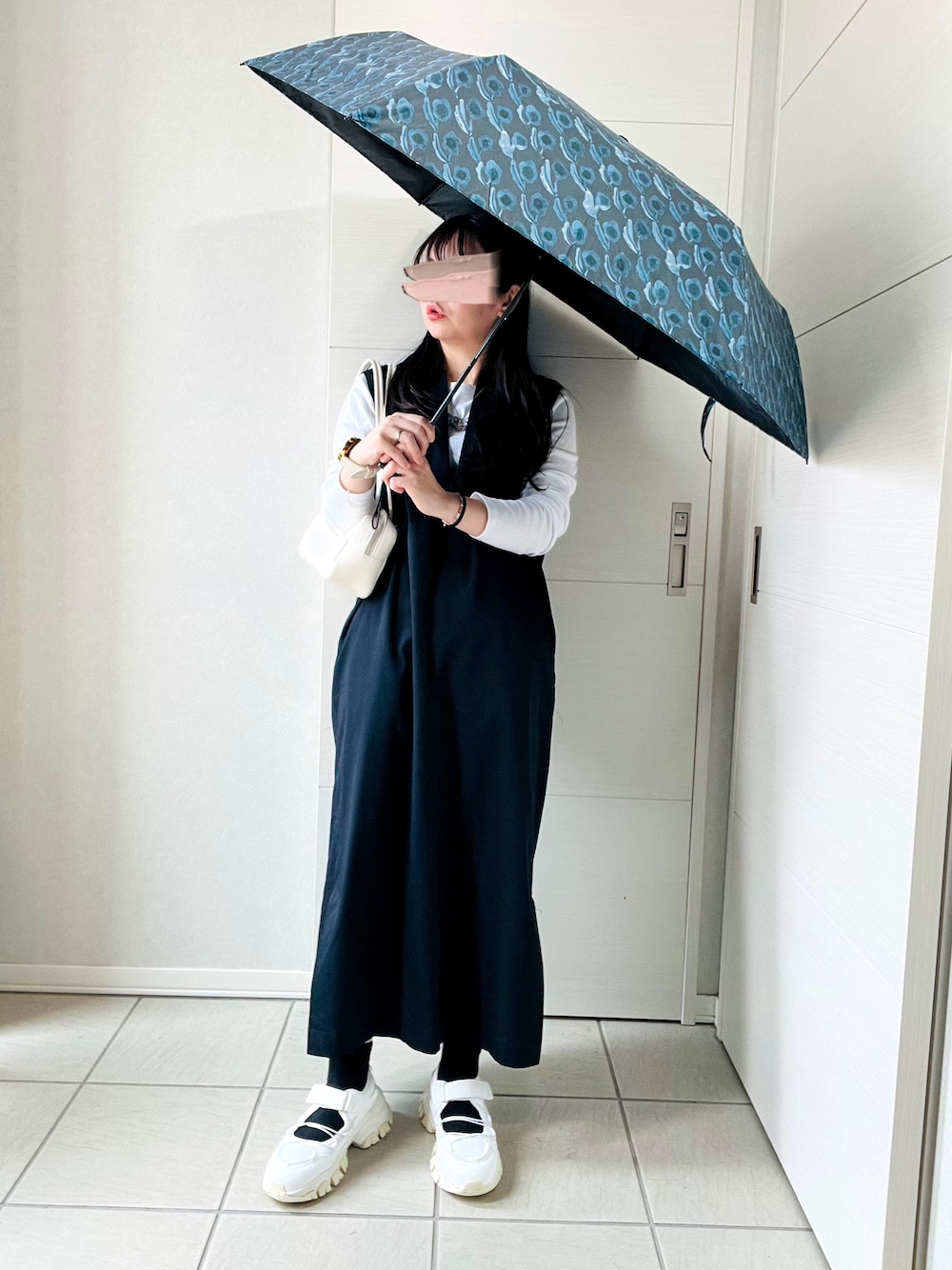 「アツいコーデ全部見せ、秋服準備はじめました、お出かけコーデ、秋服、夏ファッション、カジュアルスタイル、折りたたみ傘、ウォーターフロント、waterfront、晴雨兼用、ワンピース、スニーカー、低身長、低身長コーデ、低身長女子」｜「Waterfrontのkippis 極軽カーボン　UVブロック（折りたたみ傘、グレー系）」を使った、❁⃘asa❁⃘さん（レディース・150cm）の夏コーディネートの1枚目の写真
