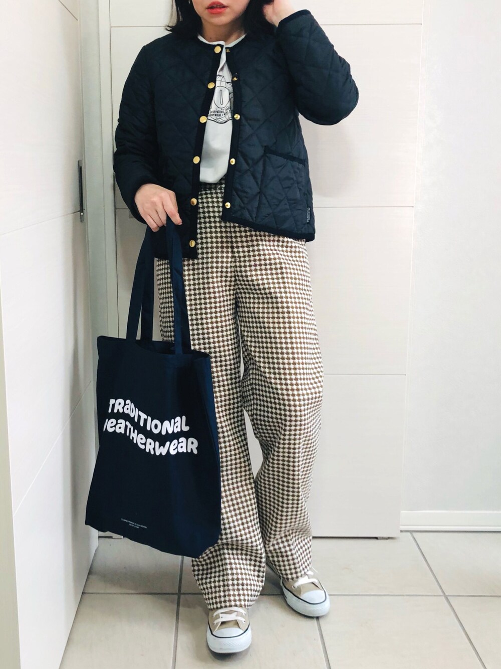 「コンバース、converse、チェック柄、休日スタイル、チェックパンツ、キルティングジャケット、Traditional Weatherwear、低身長、低身長コーデ、ロゴトート、トラディショナルウェザーウエア、TWW、秋服準備はじめました、秋トレンド2021」｜「Traditional WeatherwearのARKLEY（ノーカラージャケット、ブルー系）」を使った、❁⃘asa❁⃘さん（レディース・150cm）の秋コーディネートの1枚目の写真