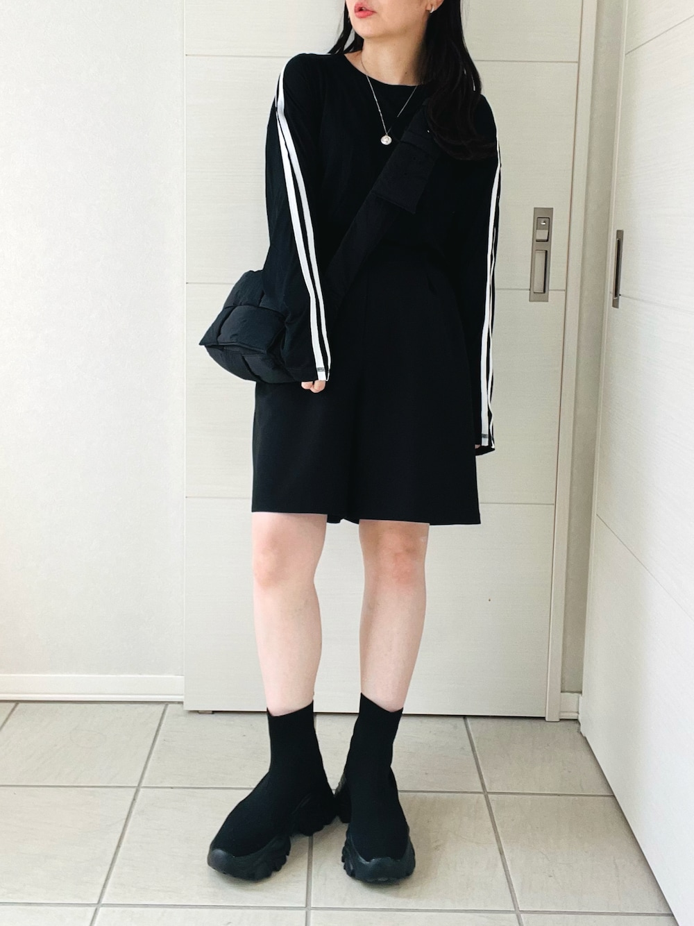 「オトナカジュアル、秋冬コーデ、シアートップス、ライン、ハーフパンツ、スニーカーブーツ、低身長女子、低身長、低身長コーデ、tiptop_pocket、tiptop、tipコーデ」｜「tiptopの【ZOZO限定カラーあり】アソートスラブシアートップス（Tシャツ/カットソー、ブラック系）」を使った、❁⃘asa❁⃘さん（レディース・150cm）の秋コーディネートの1枚目の写真