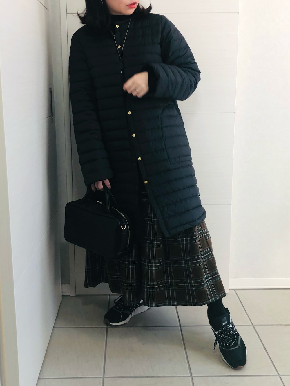 「冬コーデ、あったかコーデ、オトナ女子、オトナカジュアル、低身長、低身長女子、低身長コーデ、ロングスカート、チェックスカート、Traditional Weatherwear、トラディショナルウェザーウエア、TWW、ダークトーンコーデ、タートルネック、スニーカー」｜「Traditional WeatherwearのARKLEY LONG DOWN PACKABLE/アークリー ロングダウン パッカブル（ダウンジャケット/コート、ブラック系）」を使った、❁⃘asa❁⃘さん（レディース・150cm）の冬コーディネートの1枚目の写真