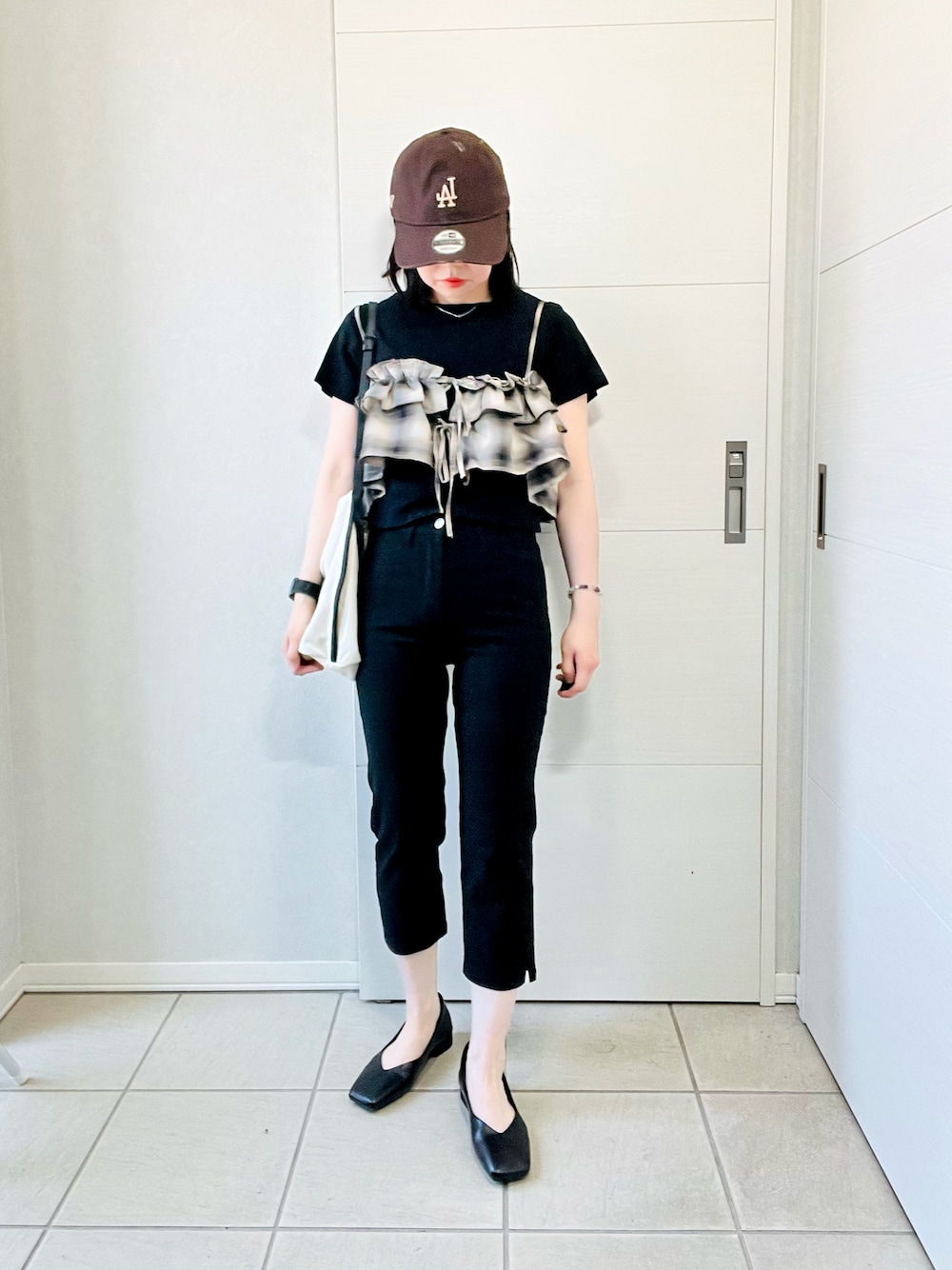 ベージュ系のキャミソール、ブラック系のその他パンツ、ブラック系のパンプスを着用したレディースの夏コーディネートの1枚目の写真