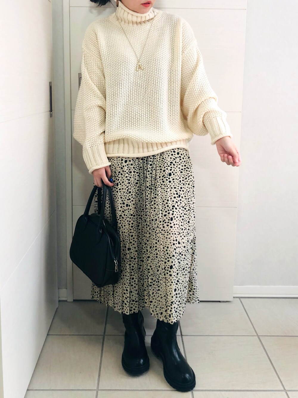 「ニット、レオパード、ブラック、ロングブーツ、大人カジュアル、休日スタイル、休日コーデ、秋服、低身長、低身長コーデ、秋コーデ、スクエアバッグ、だから秋服が好き、ANGIE、angie_vintage」｜「ANGIEのカノコ編みロールネックニットプルオーバー（ニット/セーター、ホワイト系）」を使った、❁⃘asa❁⃘さん（レディース・150cm）の秋コーディネートの1枚目の写真