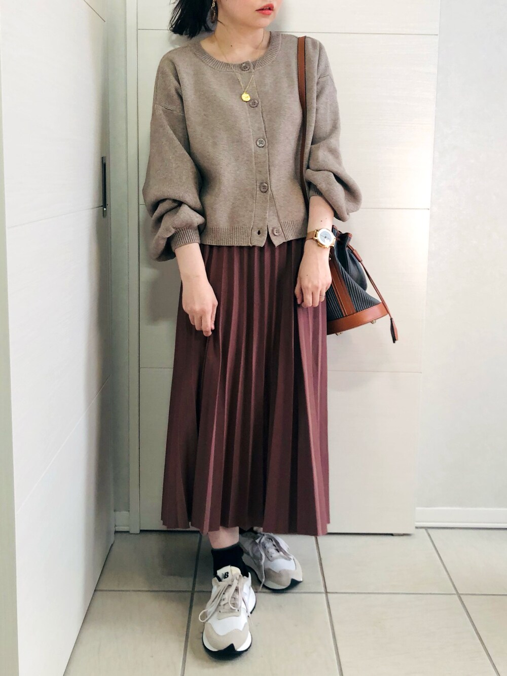 「スニーカー、シンプル、ピンク、ニットカーディガン、New Balance、ブラウン、大人コーデ、プリーツスカート、シンプルコーデ、低身長、カジュアルコーデ、低身長コーデ、オトナカジュアル、オトナ女子、低身長女子」｜「ANGIEの２WAYボリュームスリーブショートニットカーディガン（カーディガン/ボレロ、ベージュ系）」を使った、❁⃘asa❁⃘さん（レディース・150cm）の秋コーディネートの1枚目の写真