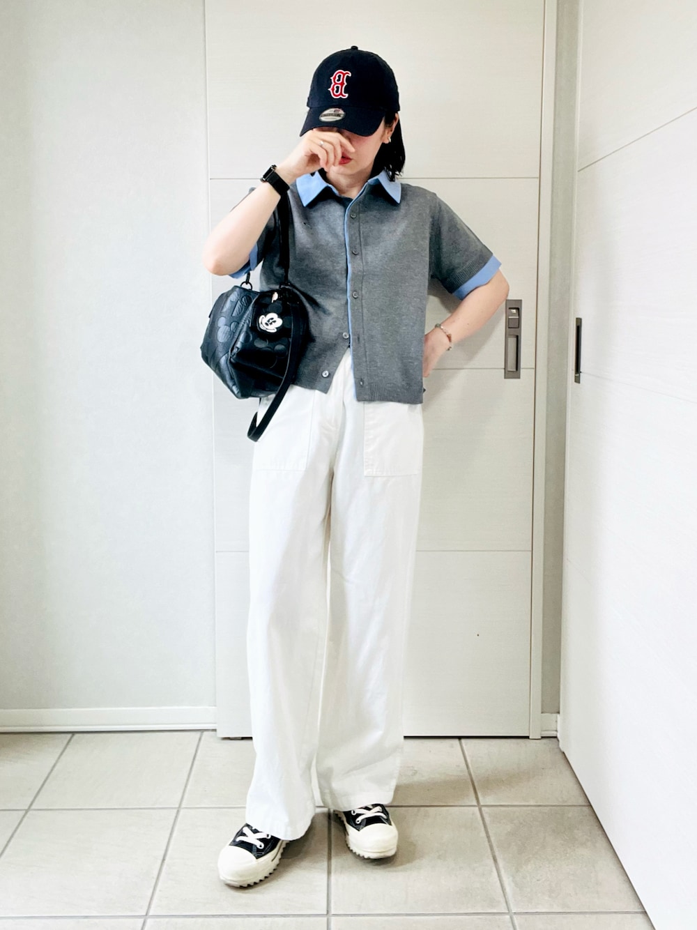 ホワイト系のその他パンツ、ブラック系のスニーカー、グレー系のカーディガン/ボレロを着用したレディースの夏コーディネートの1枚目の写真
