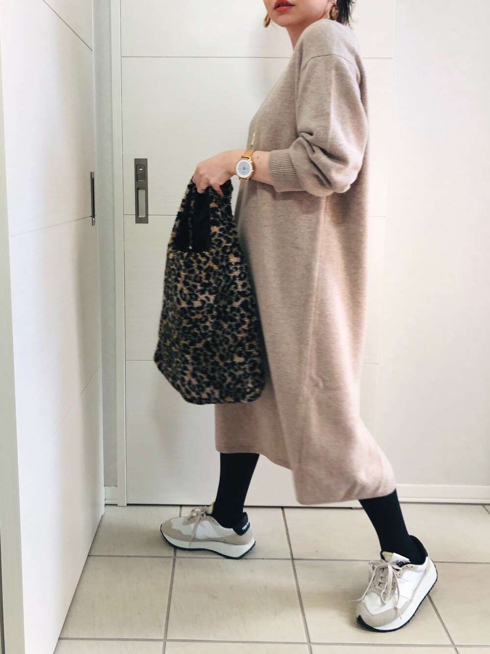 「スニーカー、New Balance、ニューバランス、ニットワンピース、ROSSO、休日スタイル、シンプルコーデ、低身長、カジュアルガーリー、アーバンリサーチロッソ、大人ガーリー、低身長コーデ、オトナカジュアル、オトナ女子、URBAN RESEARCH ROSSO」｜「URBAN RESEARCH ROSSOの【一部WEB限定カラー】カシミヤ混ラムウールVネックニットワンピース（ワンピース、ベージュ系）」を使った、❁⃘asa❁⃘さん（レディース・150cm）の秋コーディネートの1枚目の写真
