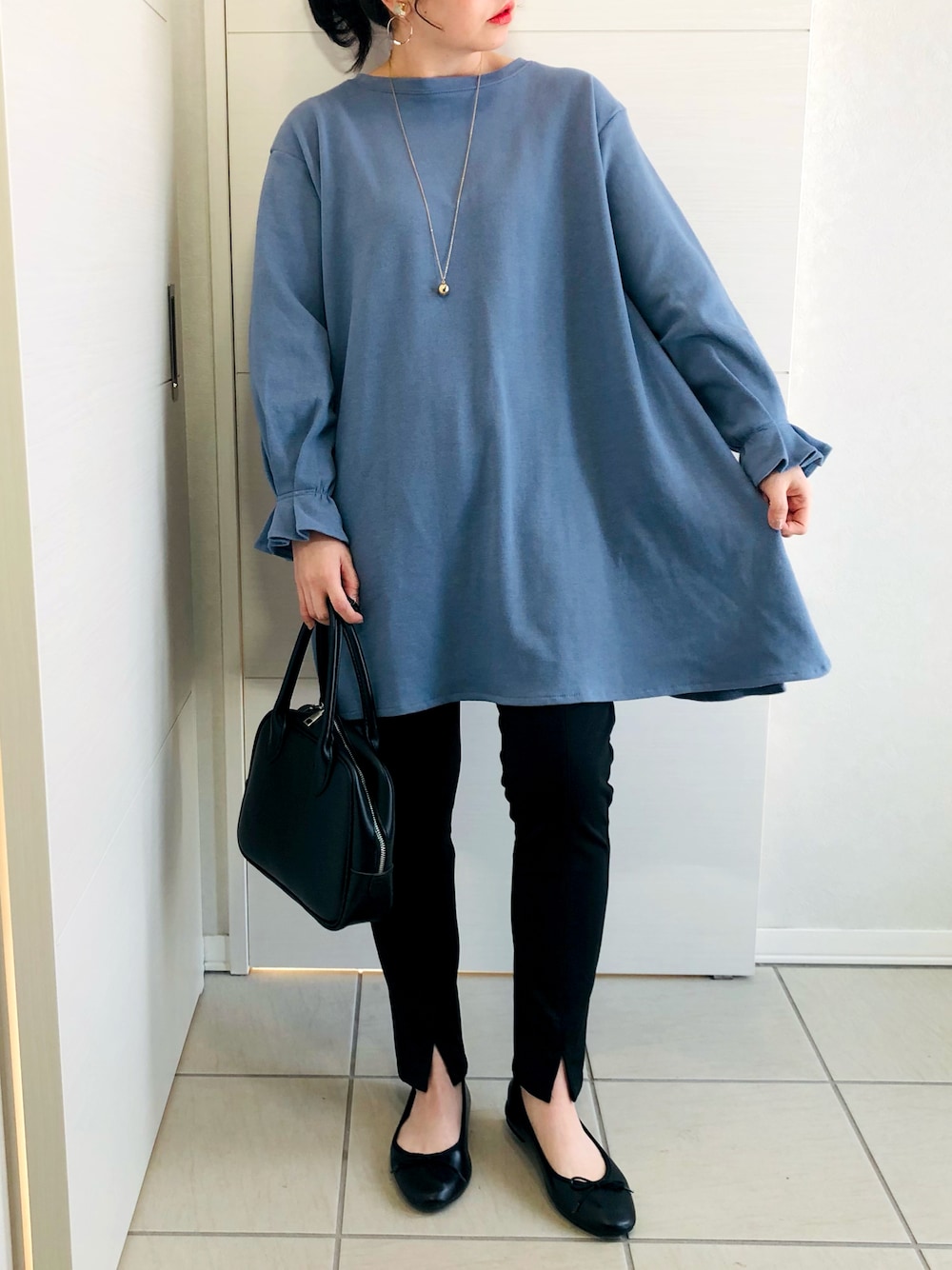 ブルー系のTシャツ/カットソー、ブラック系のその他パンツ、ブラック系のバレエシューズを着用したレディースの冬コーディネートの1枚目の写真