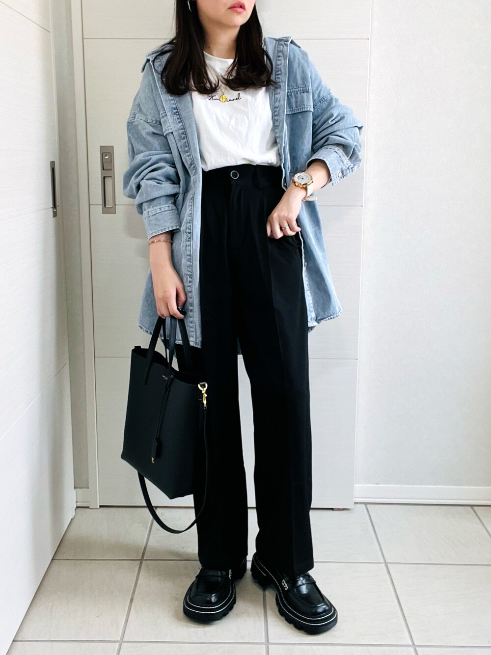 「アツいコーデ全部見せ、今日のコスメと服、秋服準備はじめました、大人カジュアル、パンツコーデ、シンプルスタイル、シンプルコーデ、大人コーデ、モノトーン、tiptop、tiptop_pocket、tipコーデ、低身長、低身長コーデ、低身長女子」｜「tiptopのデニムBIGシャツジャケット（シャツ/ブラウス、ブルー系）」を使った、❁⃘asa❁⃘さん（レディース・150cm）の夏コーディネートの1枚目の写真