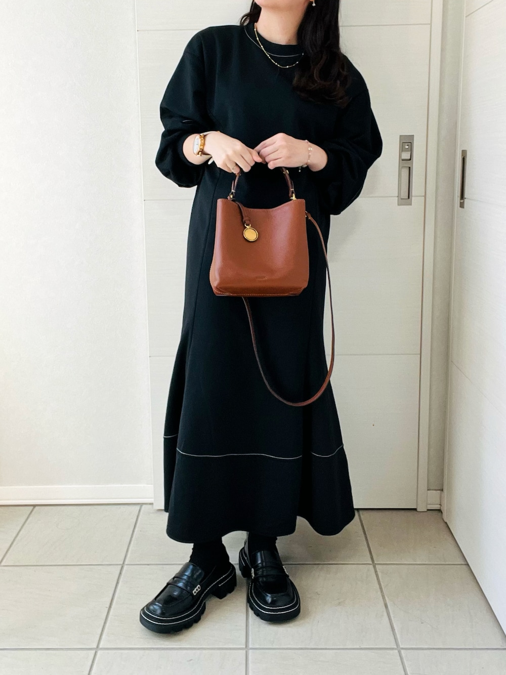 「秋っぽコーデ更新中、ワンピース、休日スタイル、秋冬コーデ、大人かわいい、シンプルコーデ、Fossil、FOSSILSTYLE、フォッシル、バケットバッグ、ブラウン、ブラックコーデ、低身長、低身長コーデ、低身長女子」｜「FOSSILのJessie Crossbody ZB11002200（ショルダーバッグ、ブラウン系）」を使った、❁⃘asa❁⃘さん（レディース・150cm）の秋コーディネートの1枚目の写真