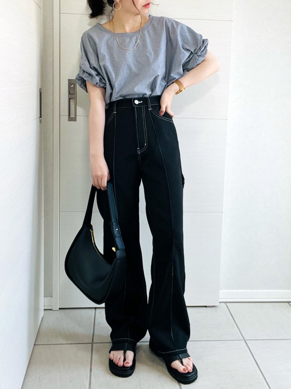 ブルー系のTシャツ/カットソー、ブラック系のその他パンツ、ブラック系のサンダルを着用したレディースの夏コーディネートの1枚目の写真