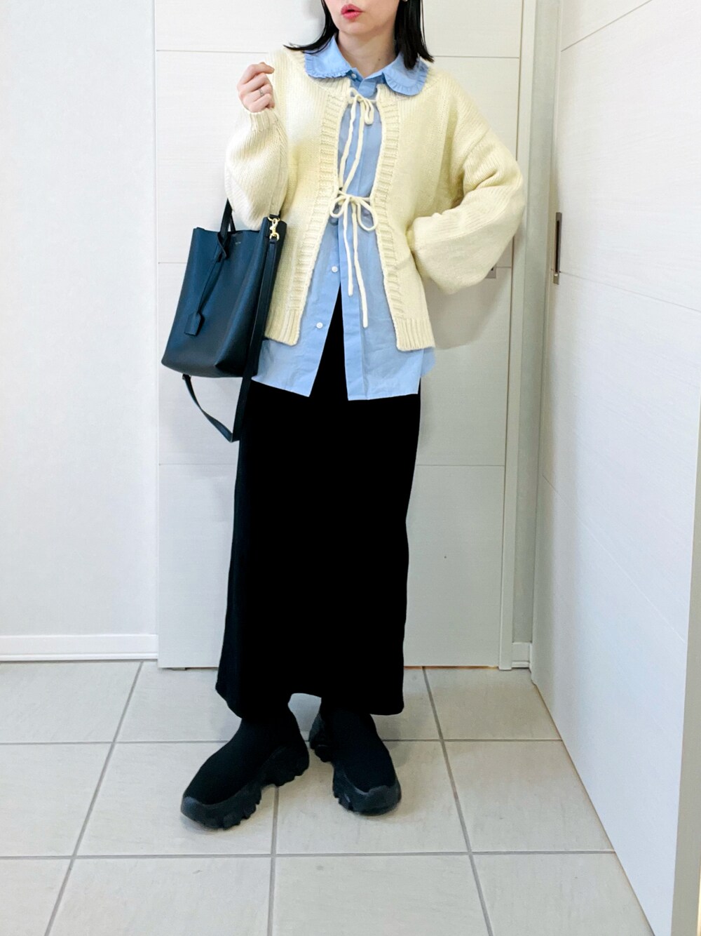 「クリスマスに着たい服、冬服、オトナカジュアル、ニットカーディガン、秋冬コーデ、レイヤードスタイル、レイヤードコーデ、ブラウス、オトナ女子、襟付きトップス、ショートブーツ、スカートスタイル、低身長、低身長コーデ、低身長女子」｜「Crispの2wayリボンニットカーディガン[c1R3550]（カーディガン/ボレロ、ホワイト系）」を使った、❁⃘asa❁⃘さん（レディース・150cm）の冬コーディネートの1枚目の写真