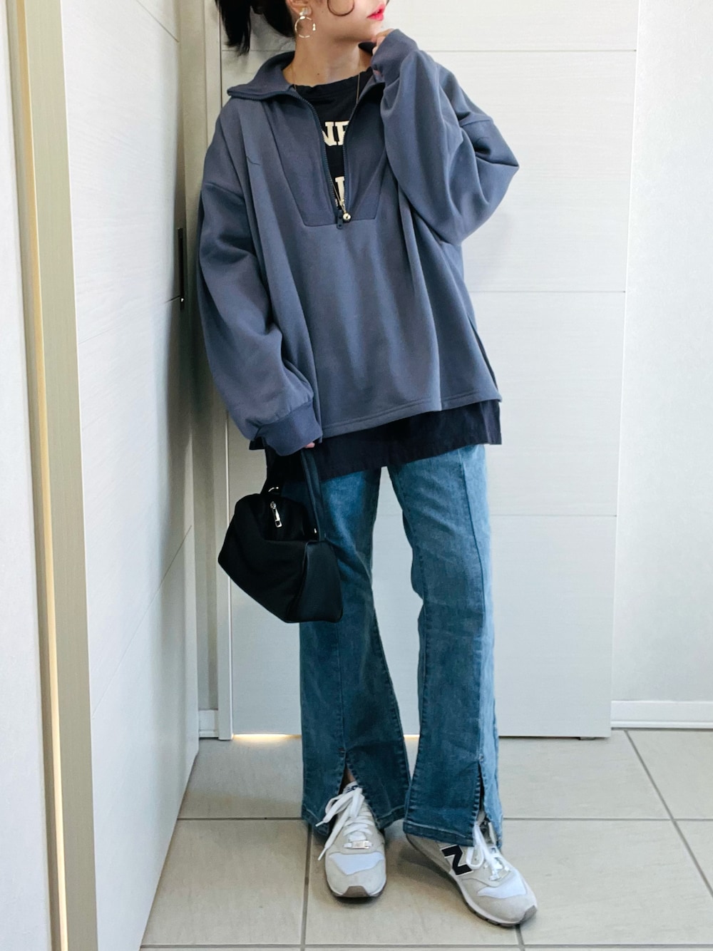 「オトナ女子、カジュアルコーデ、休日コーデ、プチプラコーデ、スリットパンツ、ハーフジップ、ロゴT、春、オトナカジュアル、ブルー、低身長、低身長コーデ、低身長女子、ANGIE VINTAGE、春コーデ」｜「ANGIEの裏起毛ハーフジップオーバーサイズスウェット（スウェット、ブルー系）」を使った、❁⃘asa❁⃘さん（レディース・150cm）の冬コーディネートの1枚目の写真