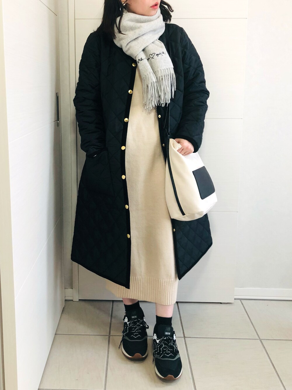 「シンプル、ニットワンピース、モノトーン、キルティングジャケット、Traditional Weatherwear、低身長、アニエスベー、低身長コーデ、agnes b.、AULI、アウリィ、トラディショナルウェザーウエア、TWW、低身長女子、petit AULI」｜「Traditional WeatherwearのARKLEY LONG（ノーカラーコート、ブラック系）」を使った、❁⃘asa❁⃘さん（レディース・150cm）の秋コーディネートの1枚目の写真
