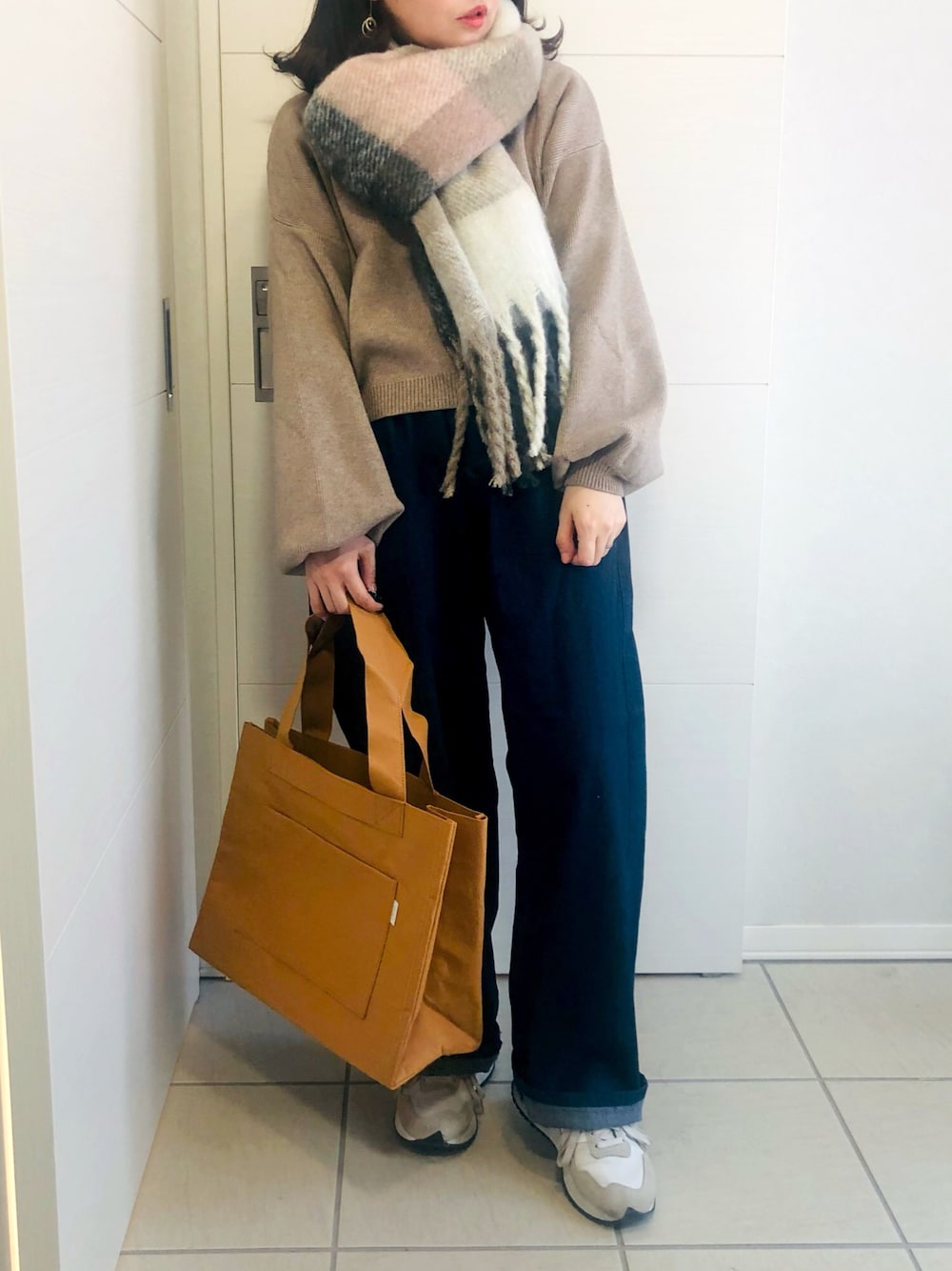 ベージュ系のカーディガン/ボレロ、ブルー系のその他パンツ、ホワイト系のスニーカーを着用したレディースの冬コーディネートの1枚目の写真