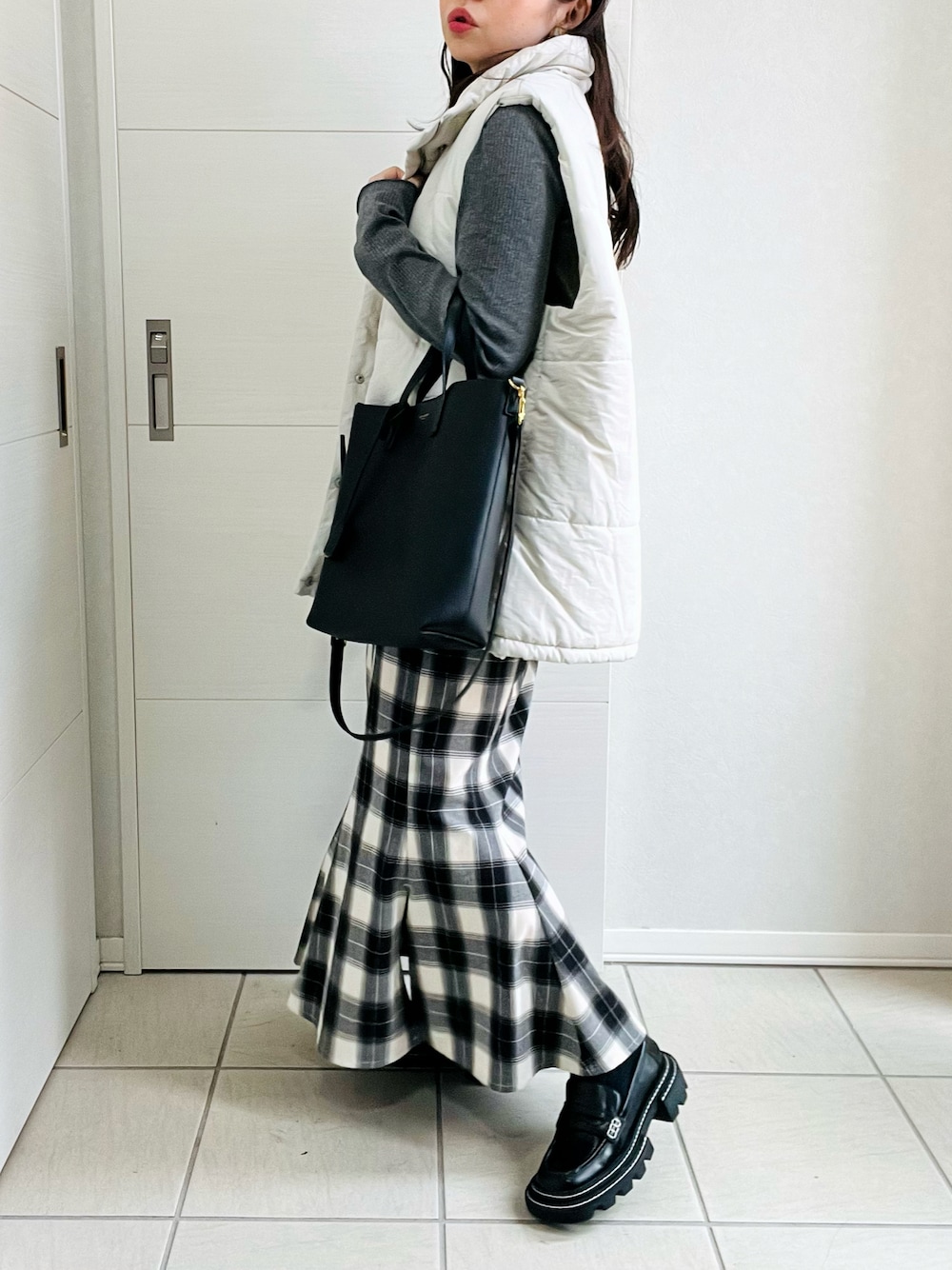 「秋先取りコーデ、秋冬、おでかけコーデ、ダウンベスト、秋服コーデ、低身長、低身長コーデ、低身長女子、tiptop、tiptop_pocket、tipコーデ、チェック柄、チェックスカート、マーメイドスカート、ハイネックトップス」｜「tiptopの【選べる2タイプ】スタンドカラーBIGベスト（ベスト、ホワイト系）」を使った、❁⃘asa❁⃘さん（レディース・150cm）の秋コーディネートの1枚目の写真