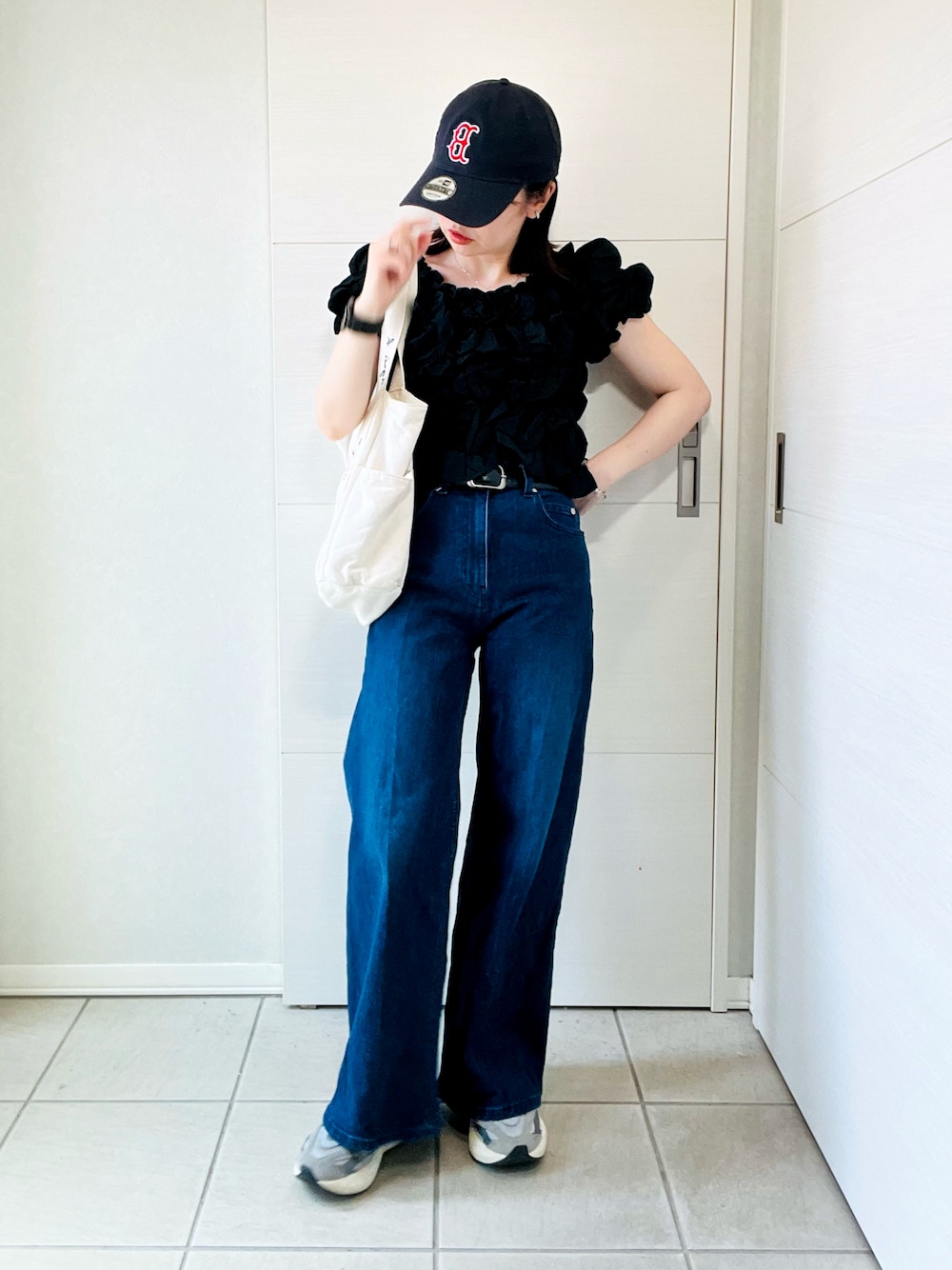 ブラック系のシャツ/ブラウス、ベージュ系のトートバッグ、グレー系のスニーカーを着用したレディースの夏コーディネートの1枚目の写真