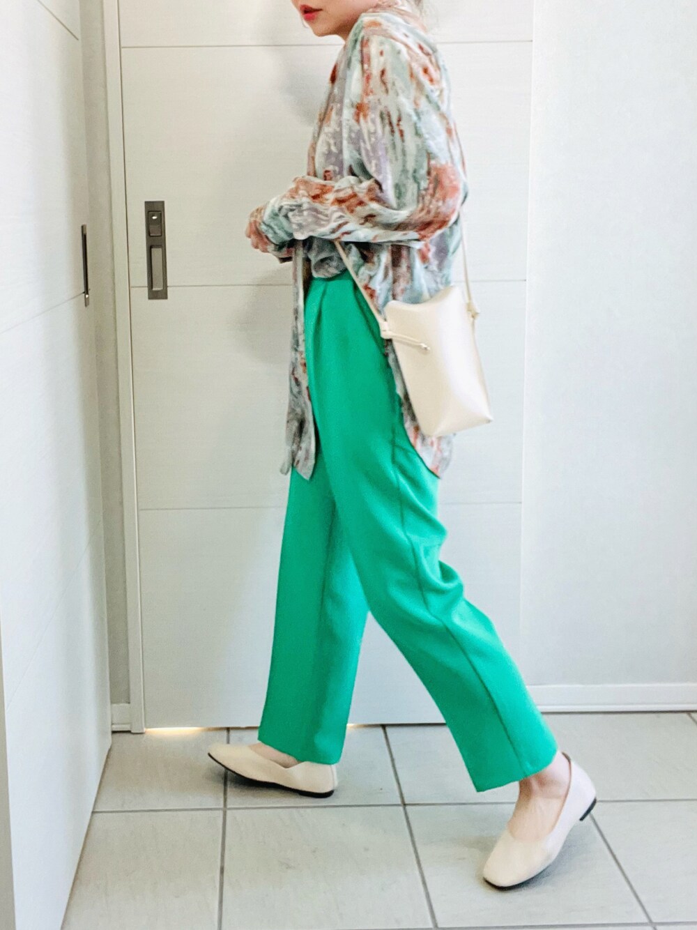 グリーン系のスラックス、グリーン系のシャツ/ブラウス、ホワイト系のバレエシューズを着用したレディースの冬コーディネートの1枚目の写真