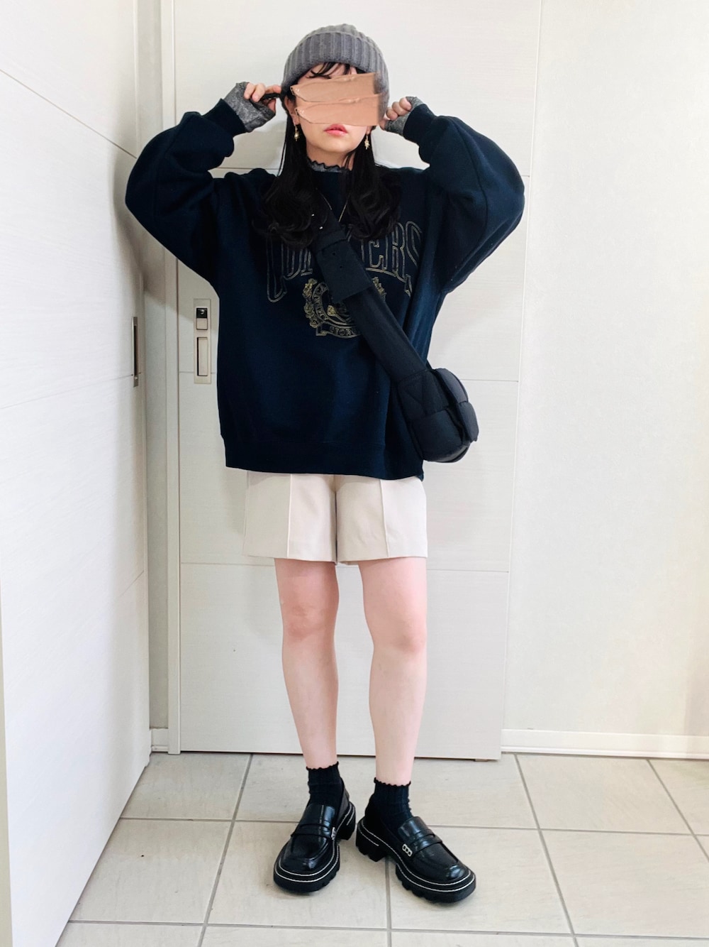 ブルー系のスウェット、グレー系のTシャツ/カットソー、ホワイト系のスラックスを着用したレディースの秋コーディネートの1枚目の写真