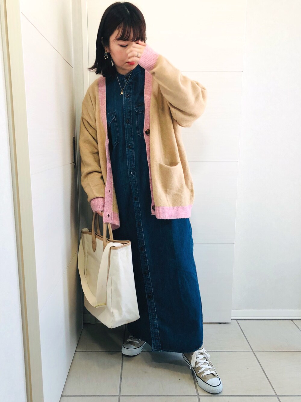 「コンバース、カジュアル、ニットカーディガン、ROSSO、GU、休日スタイル、バイカラーニット、低身長、デニムシャツワンピース、アーバンリサーチロッソ、低身長コーデ、オトナカジュアル、URBAN RESEARCH ROSSO」｜「URBAN RESEARCH ROSSOの【別注】ROSSO×Lee　WORK DRESS（ワンピース、ブルー系）」を使った、❁⃘asa❁⃘さん（レディース・150cm）の秋コーディネートの1枚目の写真