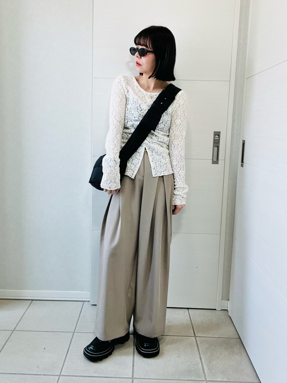 ホワイト系のシャツ/ブラウス、ベージュ系のその他パンツ、ブラック系のローファーを着用したレディースの秋コーディネートの1枚目の写真